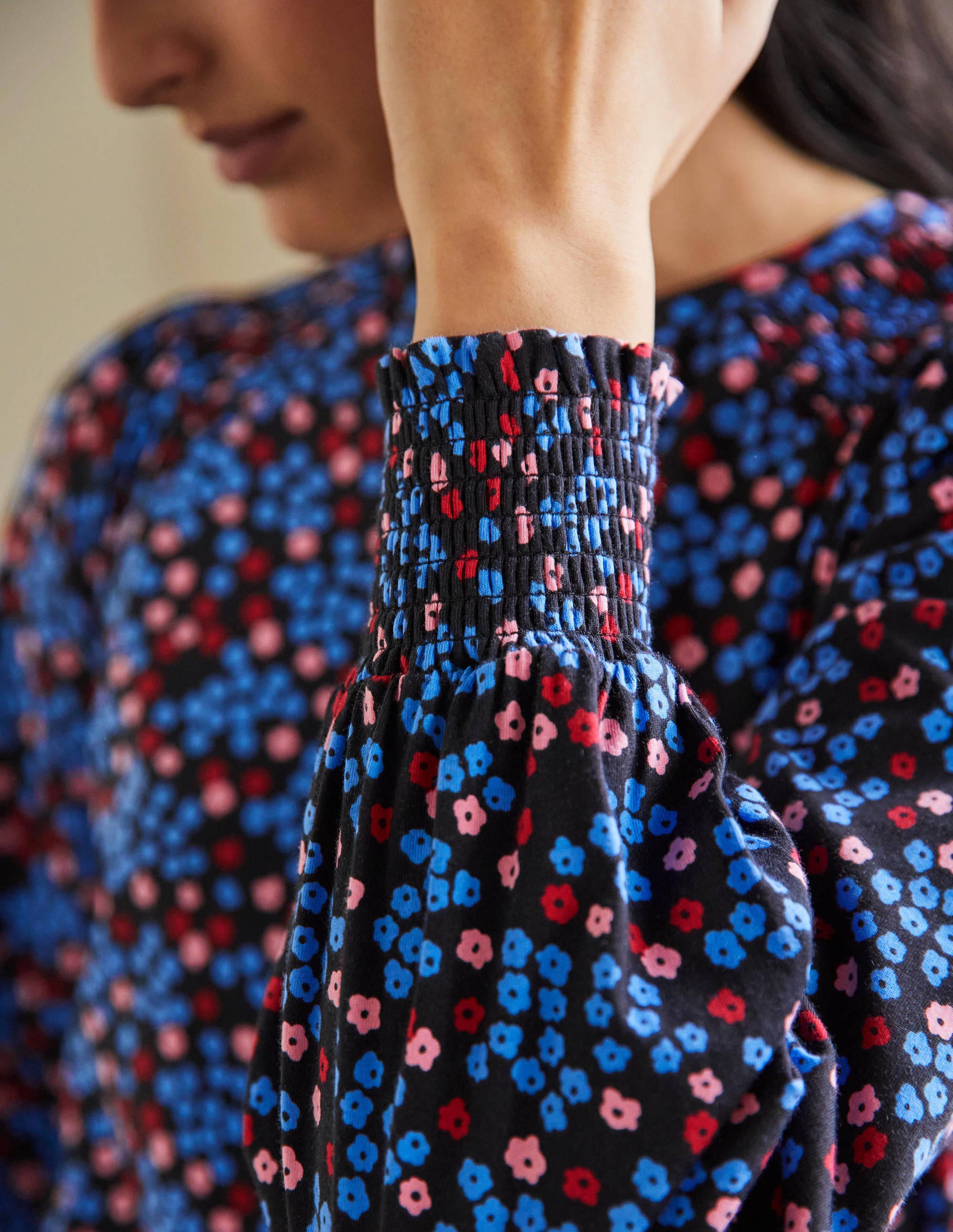 Gesmoktes Jerseyoberteil mit Blousonärmeln-Schwarz, Filigranes Blumenmuster - Image 2
