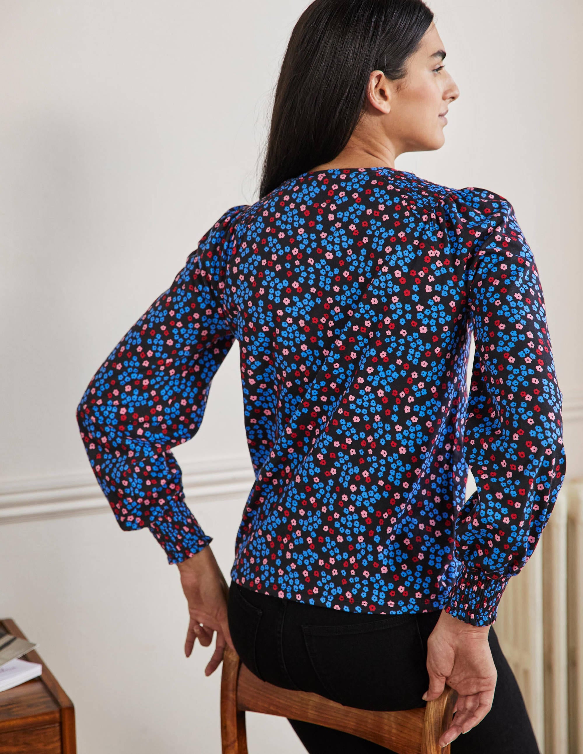 Gesmoktes Jerseyoberteil mit Blousonärmeln-Schwarz, Filigranes Blumenmuster - Image 3