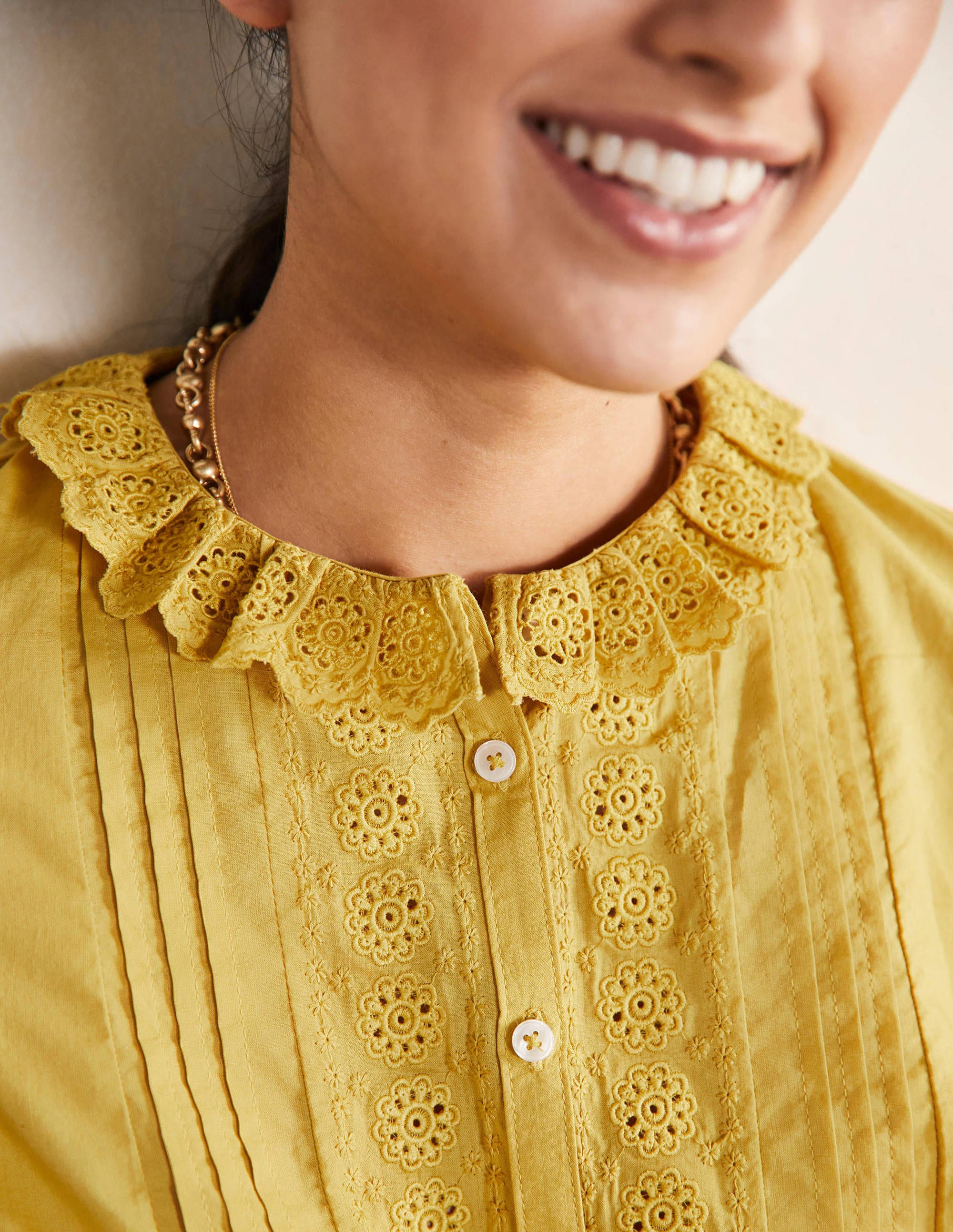 Blouse avec broderie anglaise-Huile d'olive - Image 2