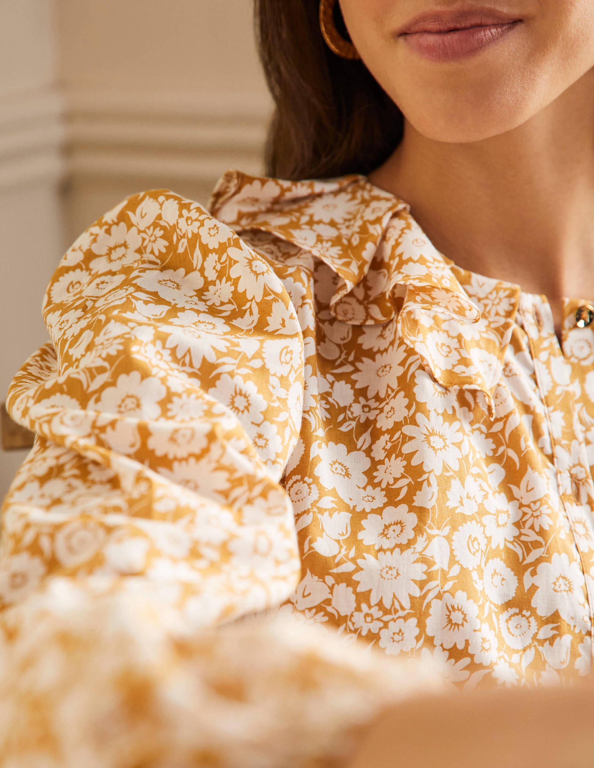 Blouse à col plissé-Brioche, motif Elegant Bloom - Image 2