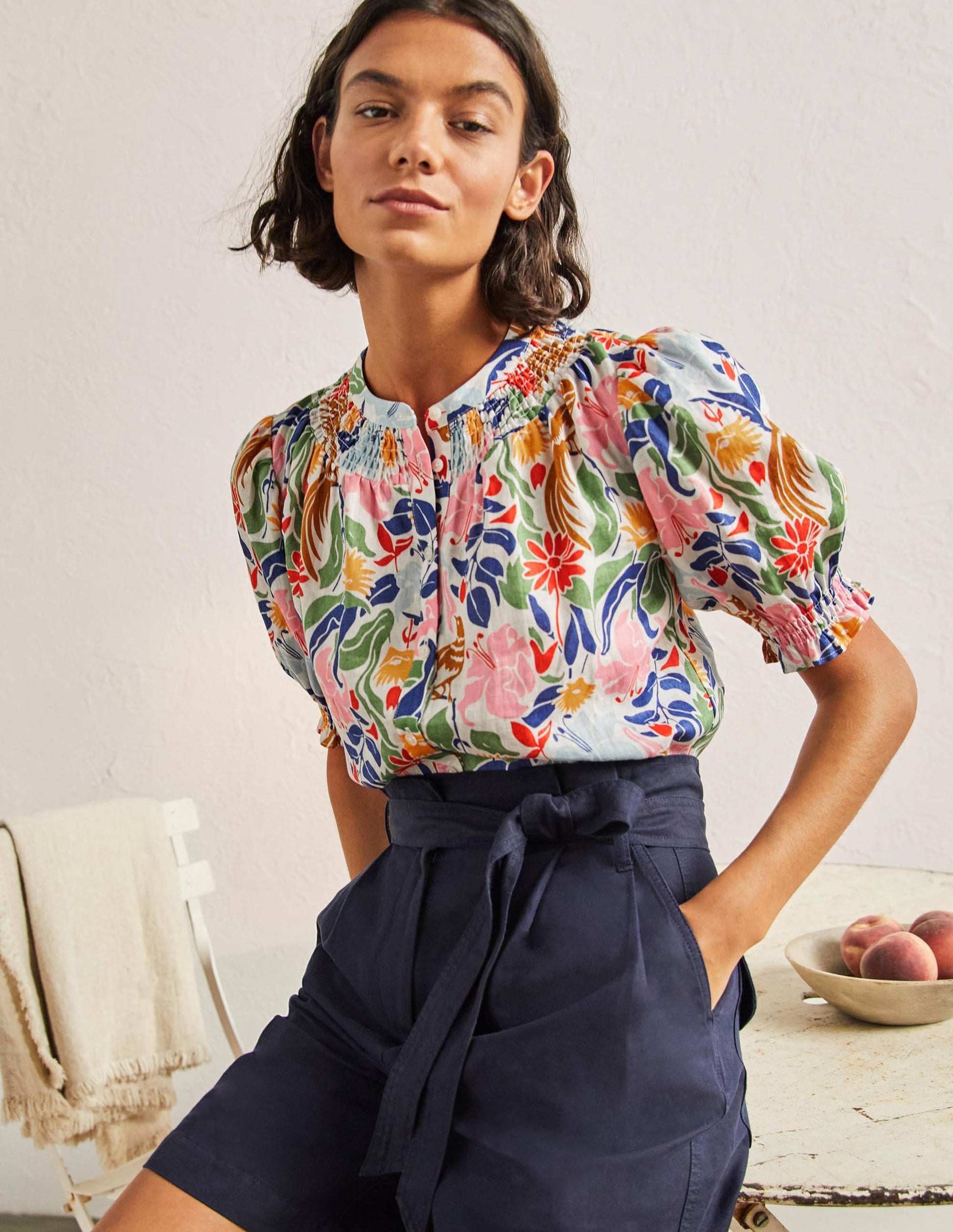 Gesmokte Bluse mit kurzen Ärmeln-Naturweiß, Orientalischer Vogel-4