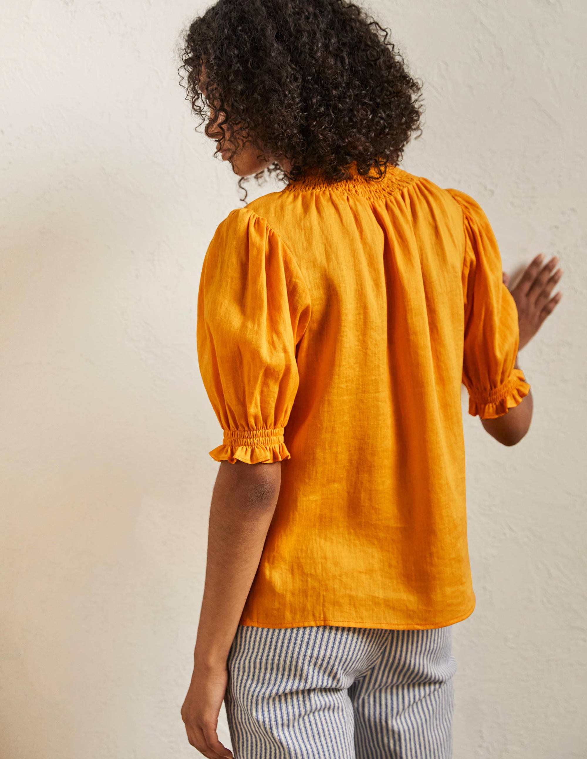 Gesmokte Bluse mit kurzen Ärmeln-Zinniengelb - Image 3