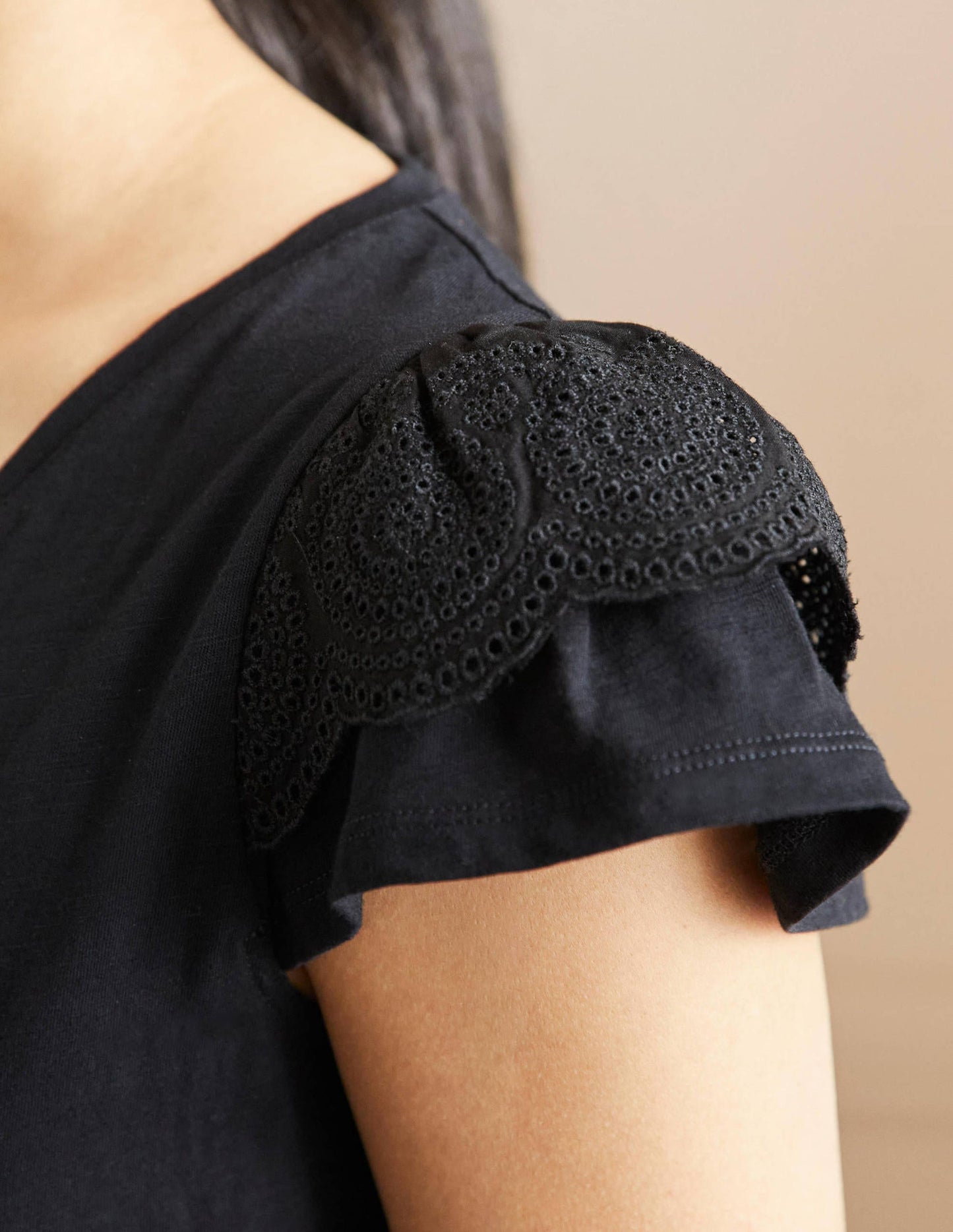 Baumwoll-T-Shirt mit V-Ausschnitt und Lockstickerei-Schwarz