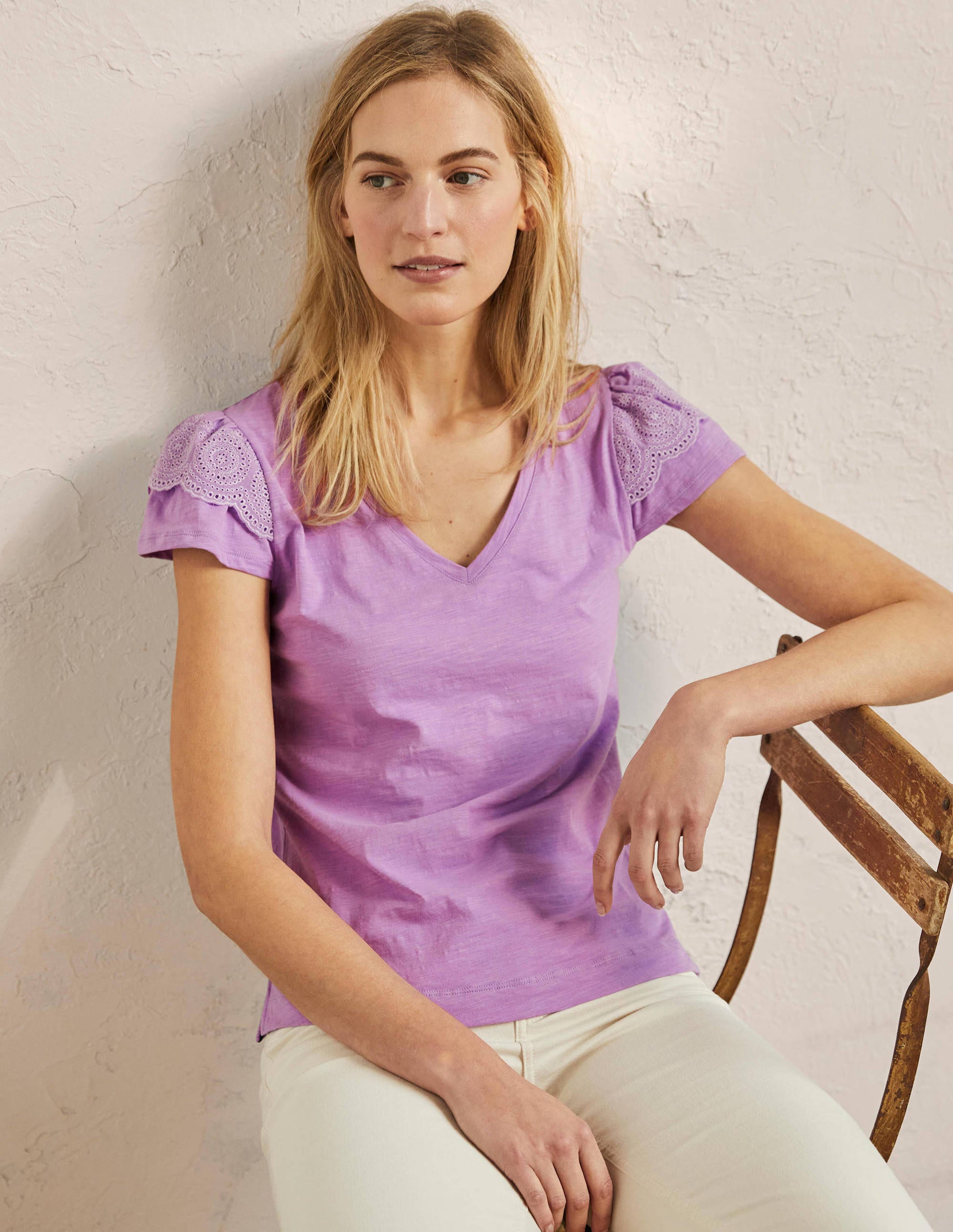 T-shirt en coton à broderie anglaise et col en V-Violette africaine - Image 1
