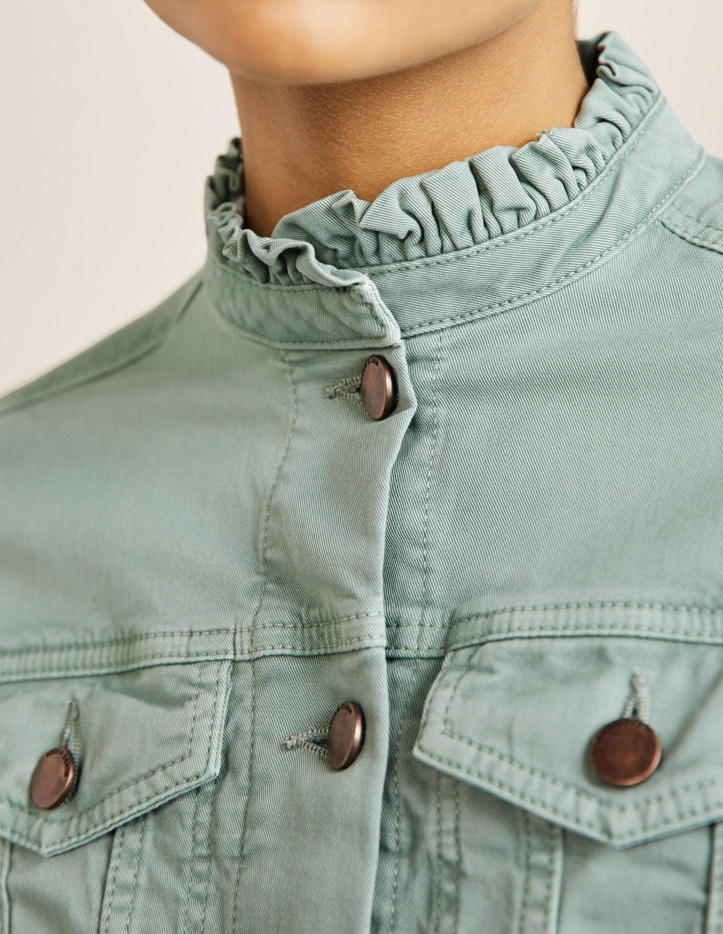 Carla Jacke mit Rüschenkragen-Eisberggrün