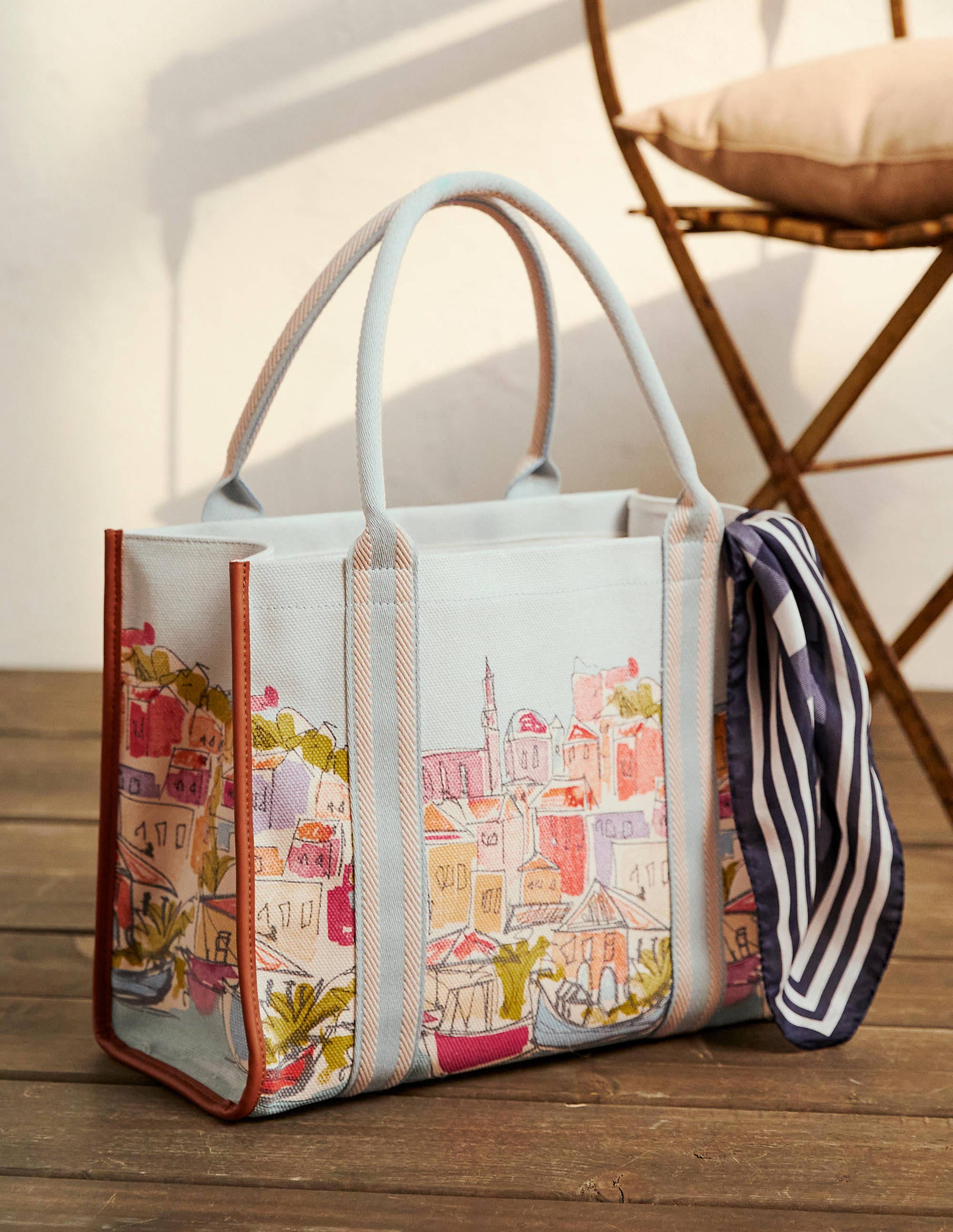 Tilda Canvas-Tragetasche-Regenbogenfarben, Dorfmotiv - Image 1