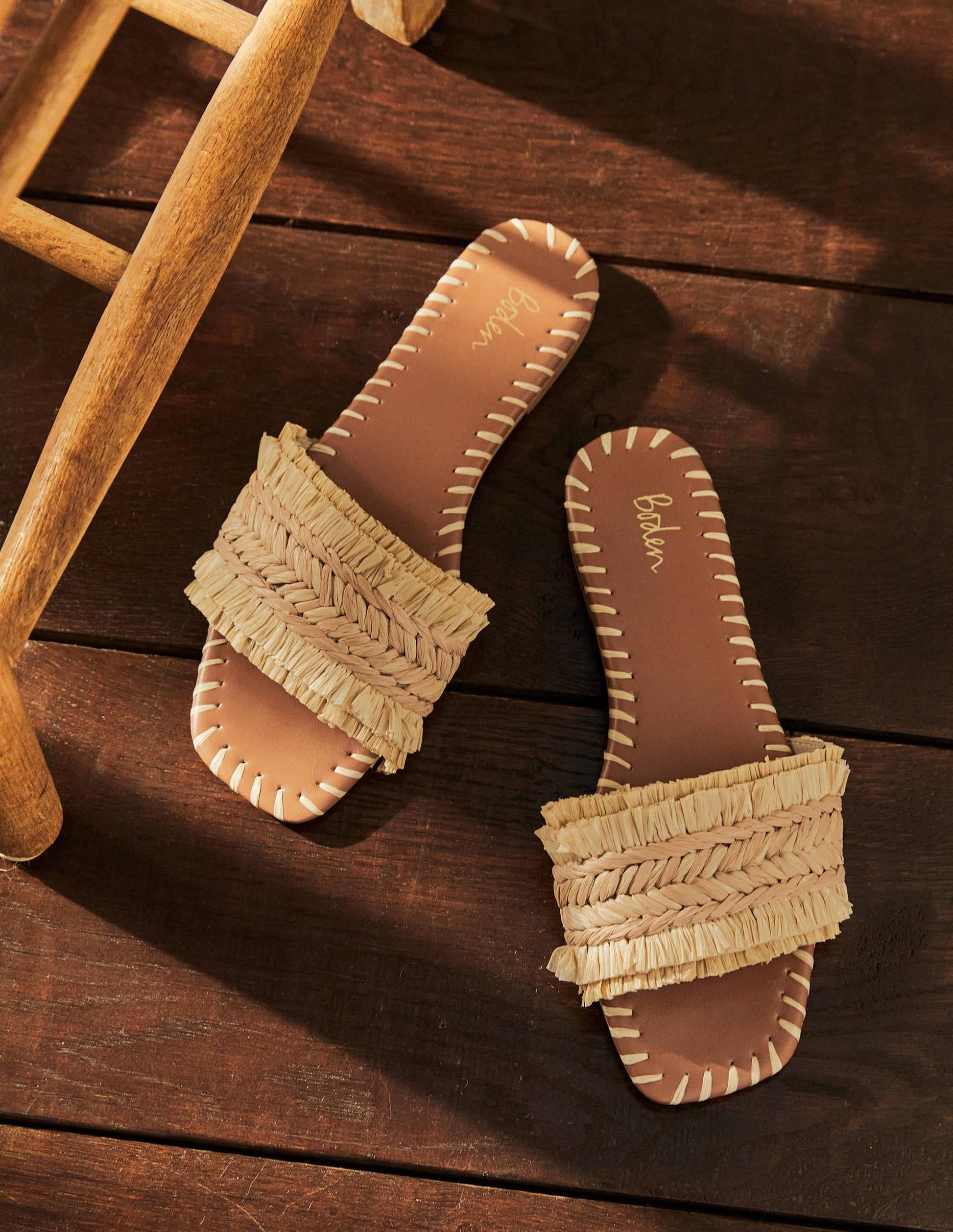 Flache Bastsandalen-Neutral-1
