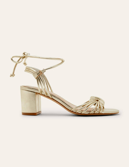 Absatzsandalen mit Knotendetail-Blassgold-Metallic