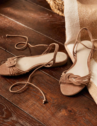 Flache Veloursledersandalen mit Knotendetail-Hellbraun, Veloursleder
