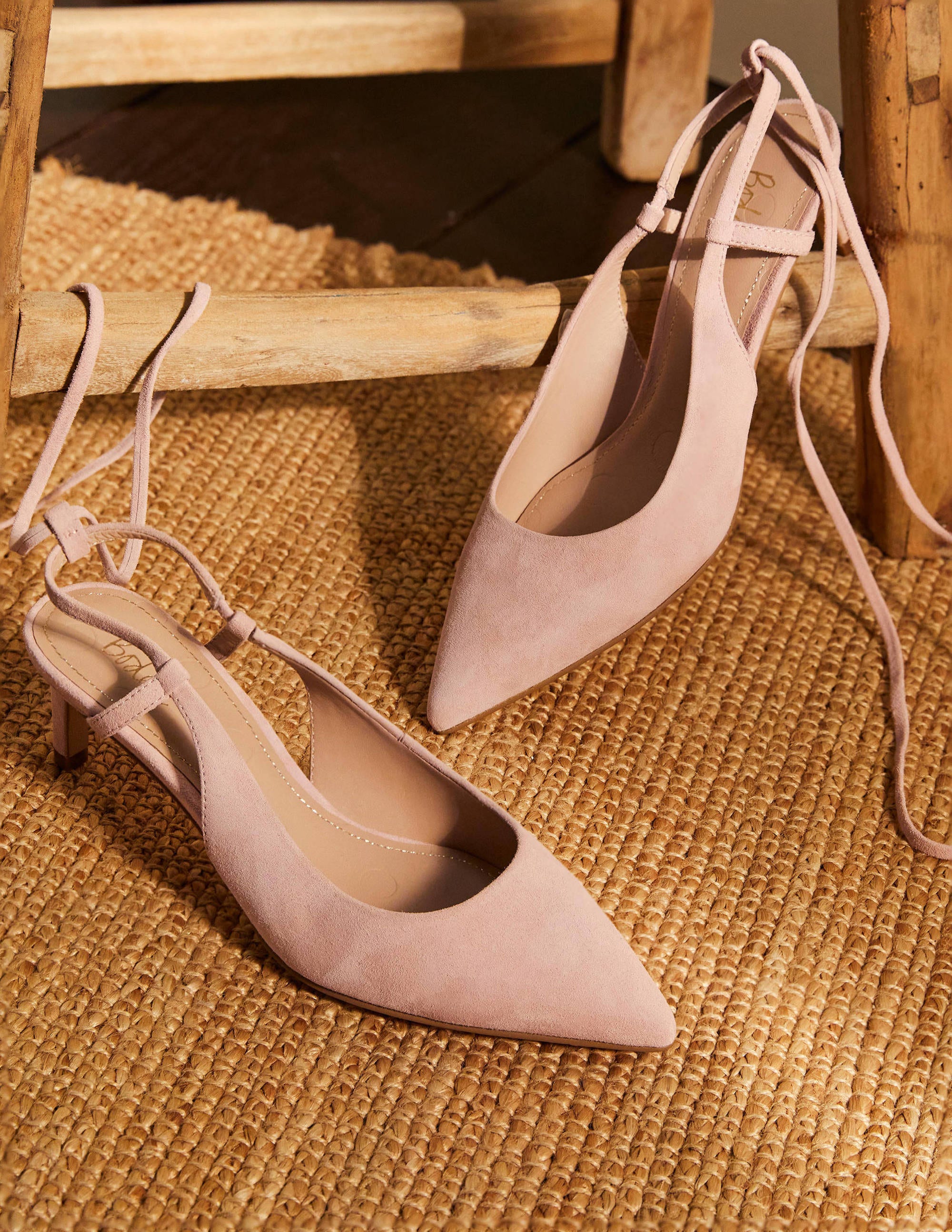 Pumps aus Veloursleder mit Knöchelriemchen-Milchshake - Image 1