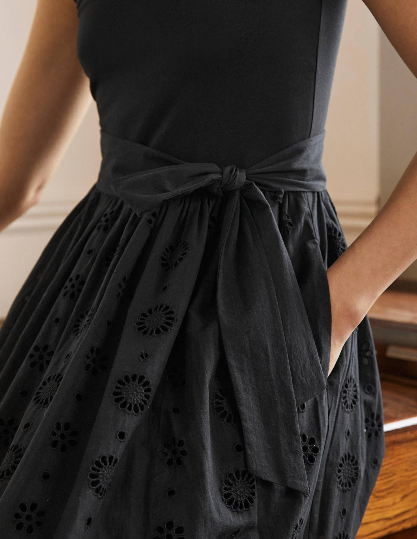 Midikleid mit Lochstickereimix-Schwarz