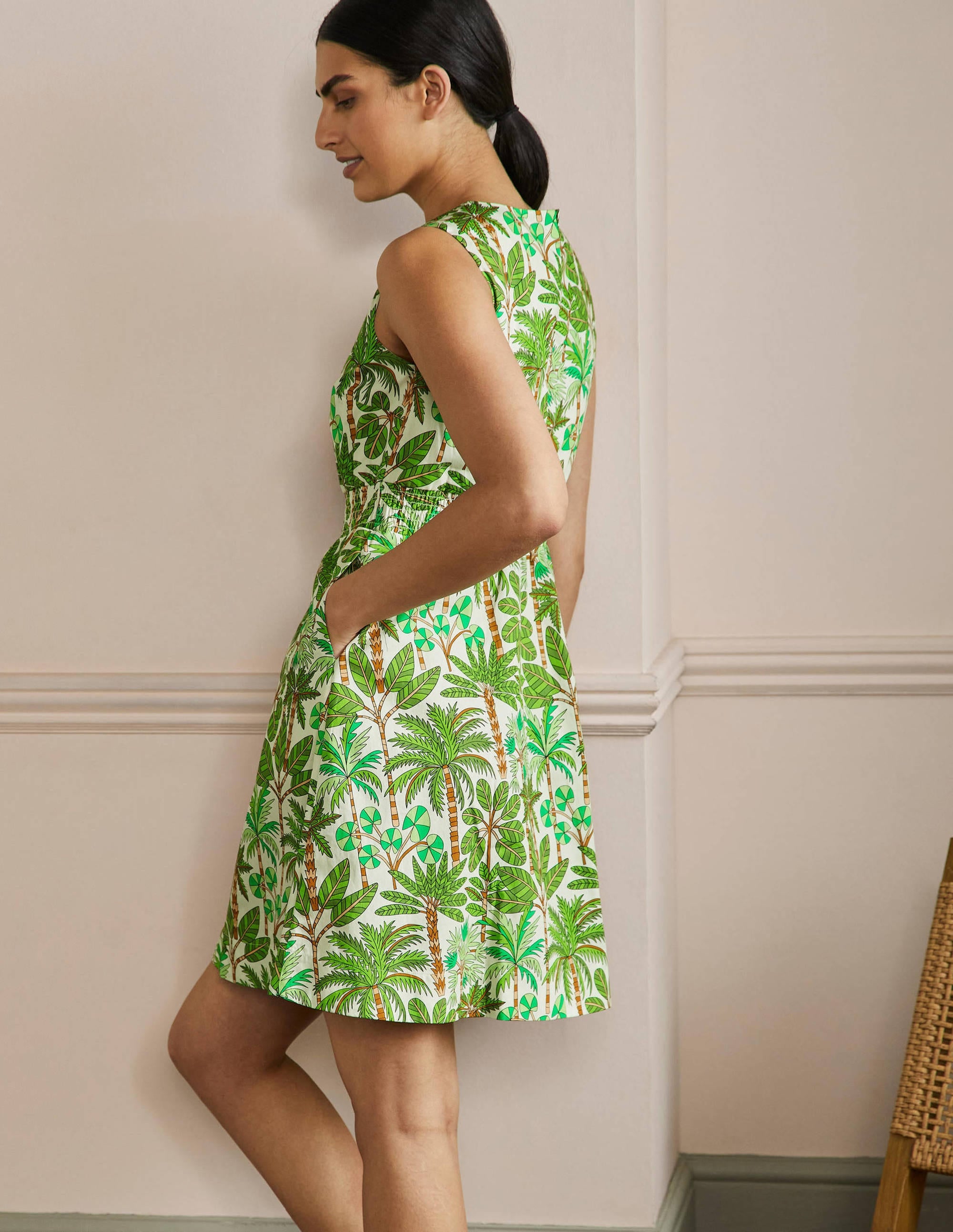 Minikleid mit gesmokter Taille-Grün, Tropenmuster - Image 3