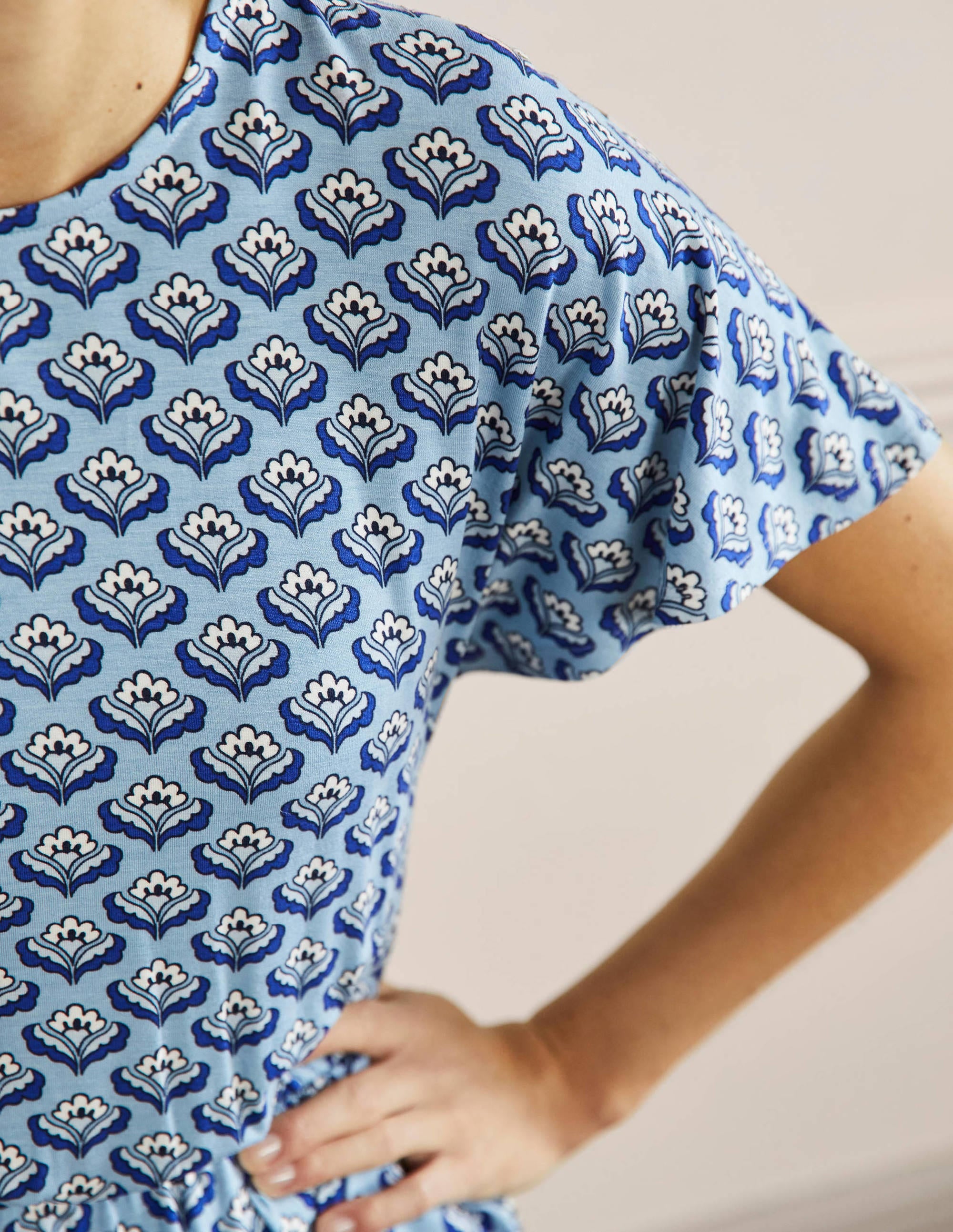 Jerseykleid mit Flatterärmeln-Graublau, Orientalische Knospen - Image 2