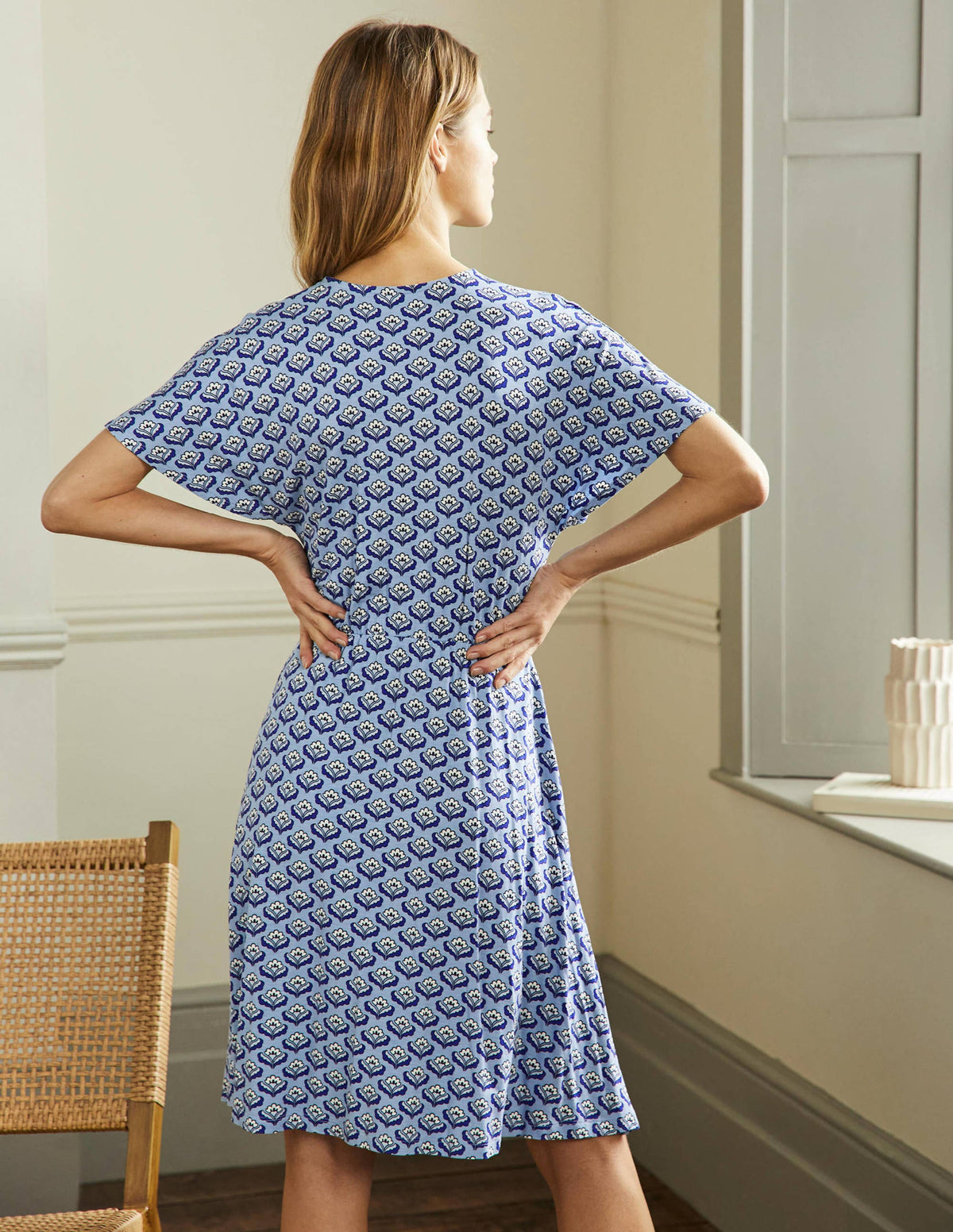 Jerseykleid mit Flatterärmeln-Graublau, Orientalische Knospen - Image 3
