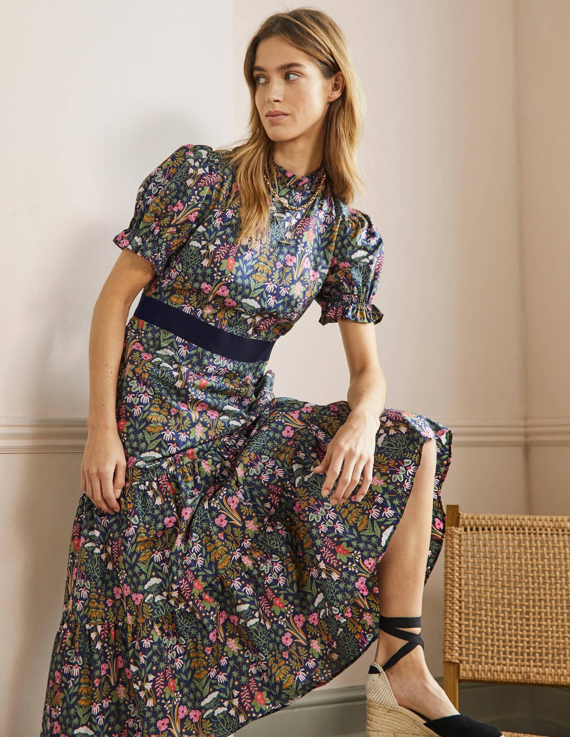 Gestuftes Midikleid mit gerüschtem Ausschnitt-Französisches Navy, Wildblumenblüten-1