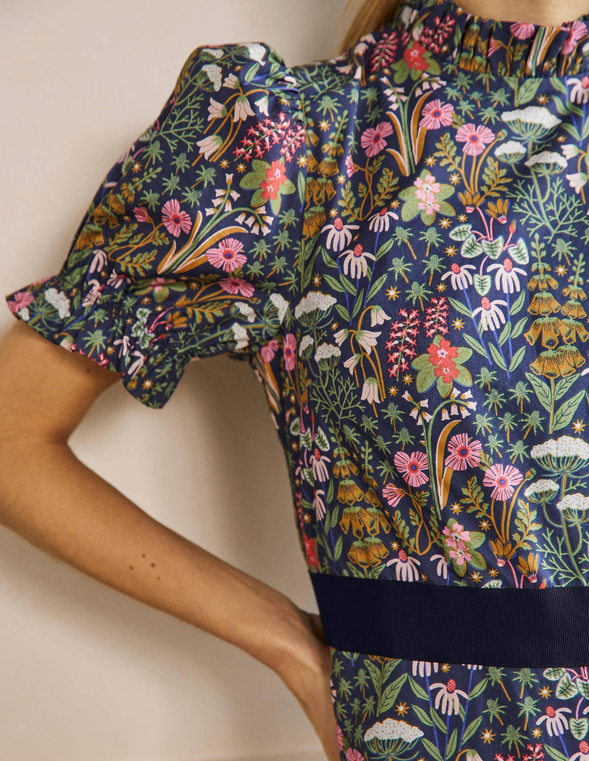 Gestuftes Midikleid mit gerüschtem Ausschnitt-Französisches Navy, Wildblumenblüten-2
