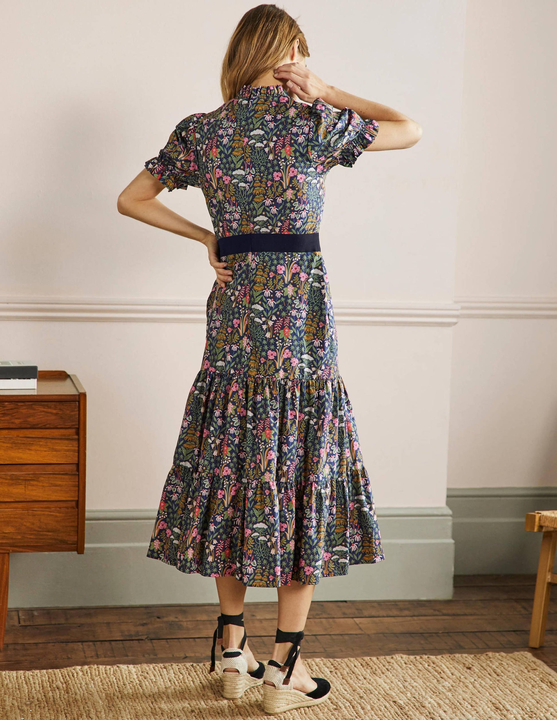 Gestuftes Midikleid mit gerüschtem Ausschnitt-Französisches Navy, Wildblumenblüten-3