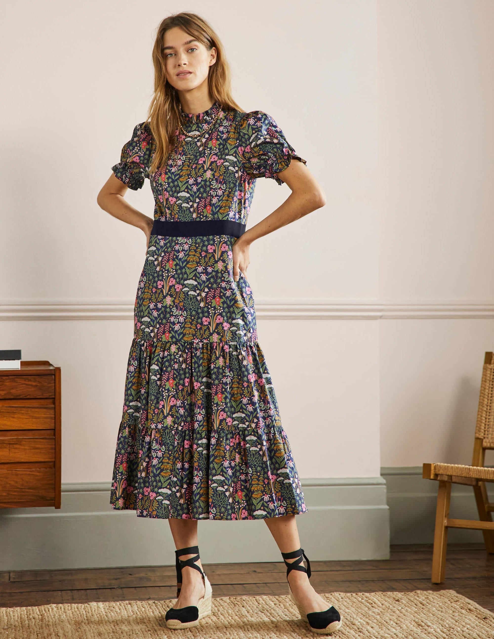 Gestuftes Midikleid mit gerüschtem Ausschnitt-Französisches Navy, Wildblumenblüten - Image 4