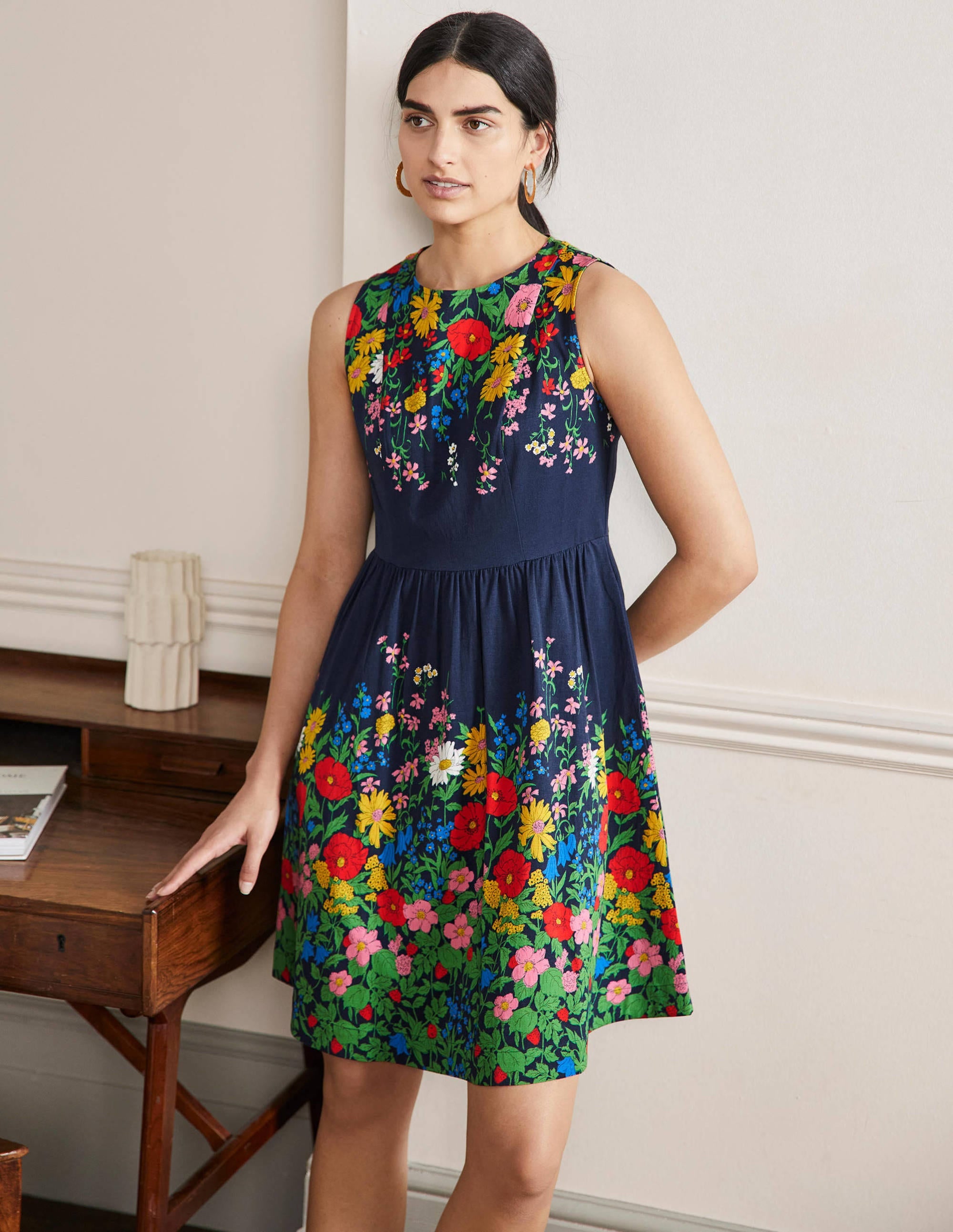 Robe Tara ajustée-évasée-Bleu marine, motif Botanical Terrace - Image 1