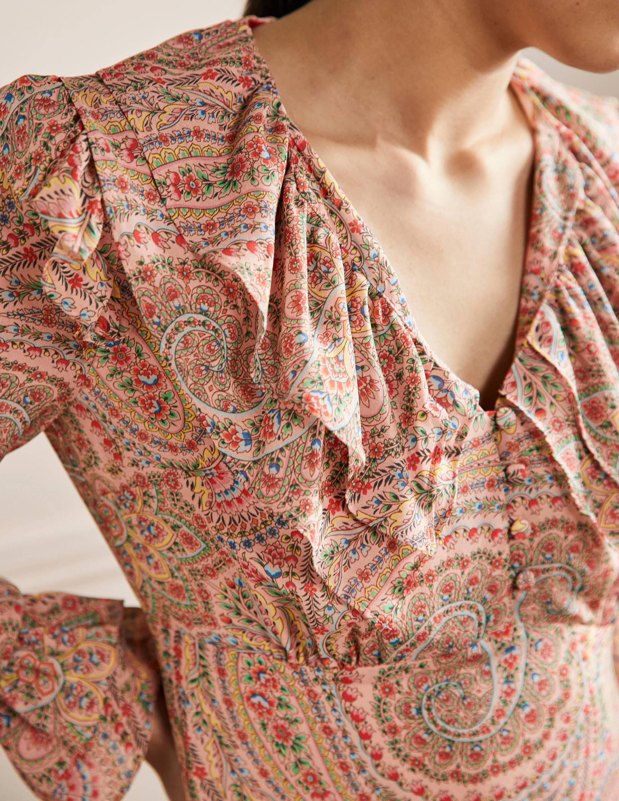 Robe midi Lara avec détails volantés-Milkshake, motif Flora Paisley - Image 2