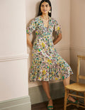 Midikleid mit V-Ausschnitt-Milchshake, Tropische Wiese