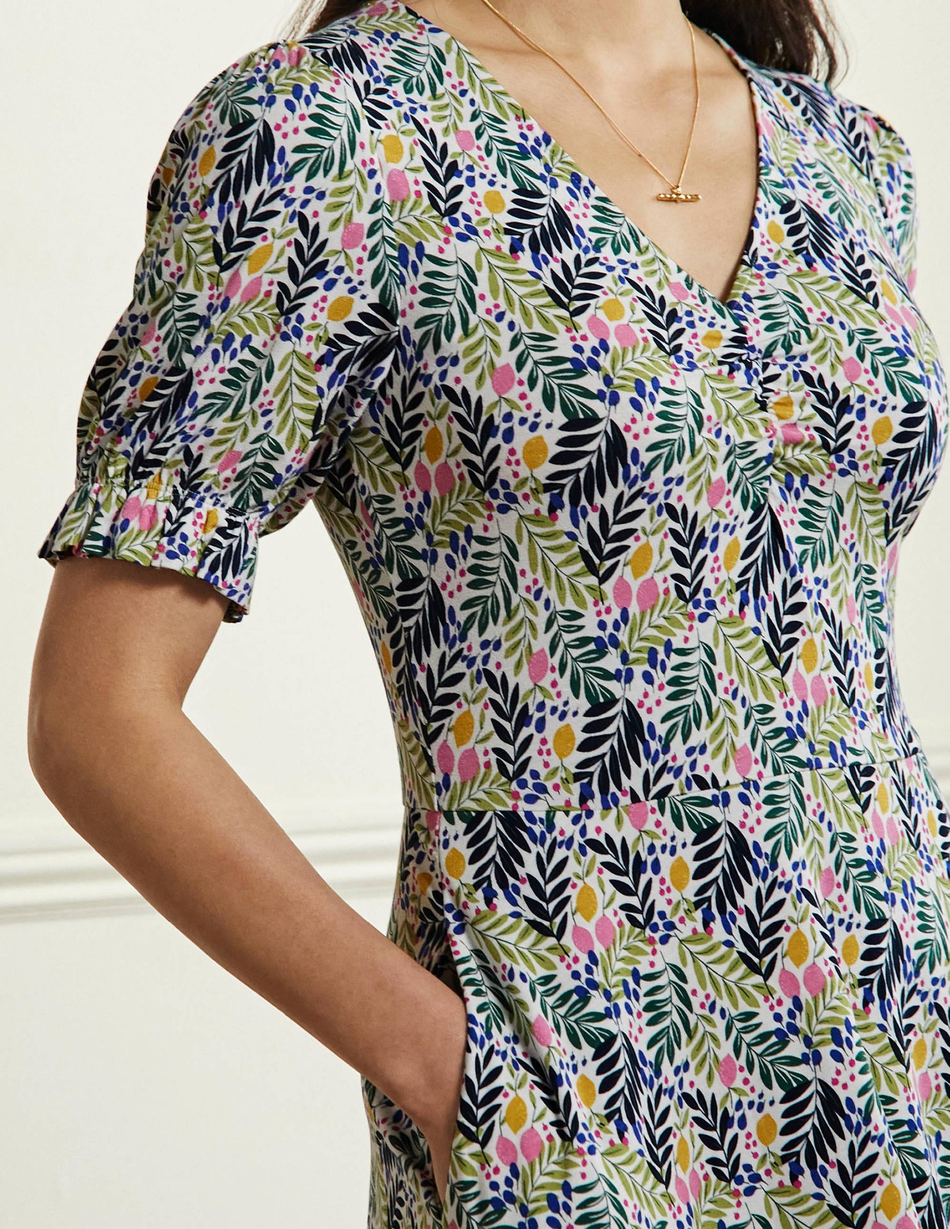 Jerseykleid mit V-Ausschnitt-Bunt, Zitronenblätter-2