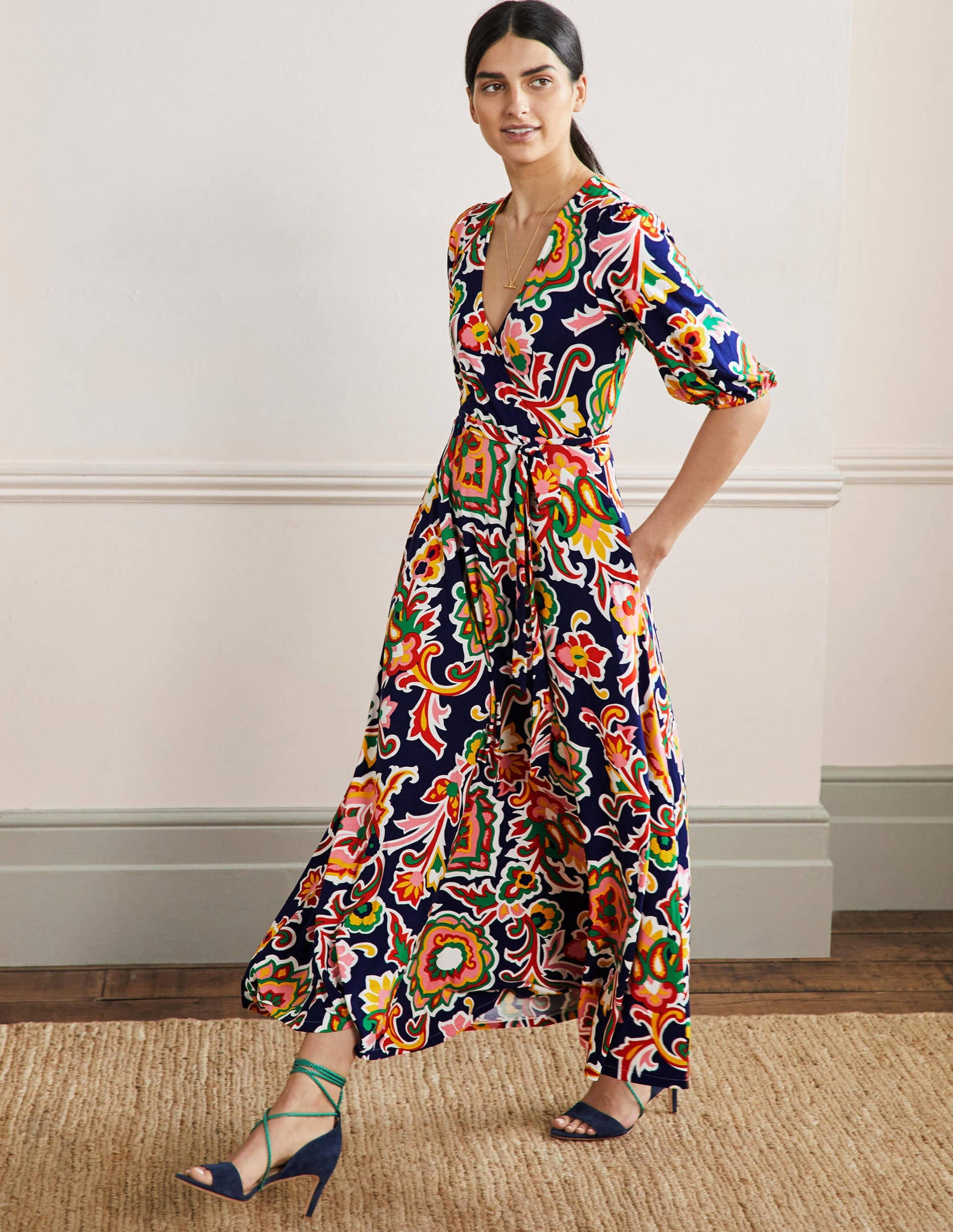 Robe longue à effet portefeuille fixe en jersey-Océan de minuit, motif Blooms-1