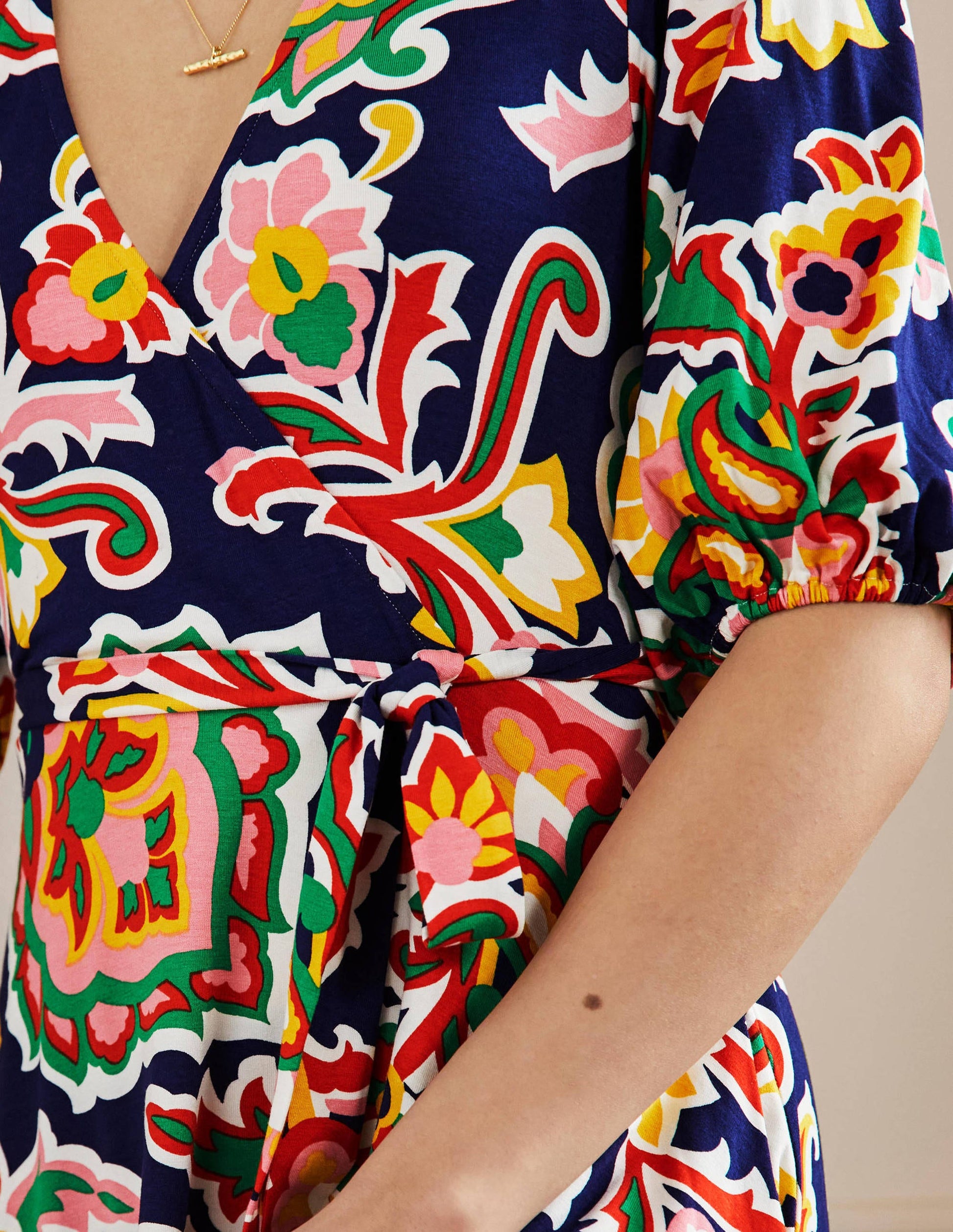 Robe longue à effet portefeuille fixe en jersey-Océan de minuit, motif Blooms-2
