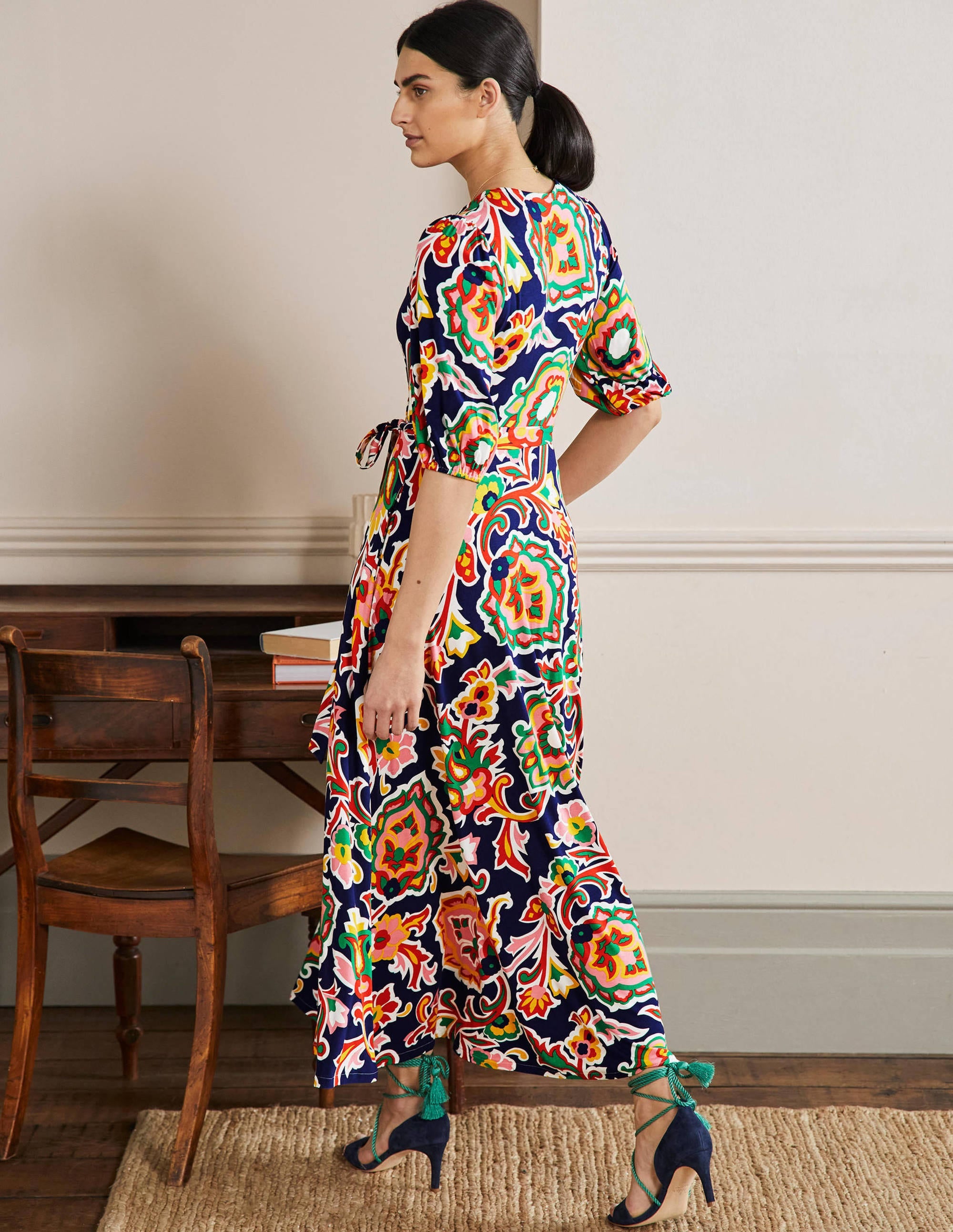 Robe longue à effet portefeuille fixe en jersey-Océan de minuit, motif Blooms - Image 3