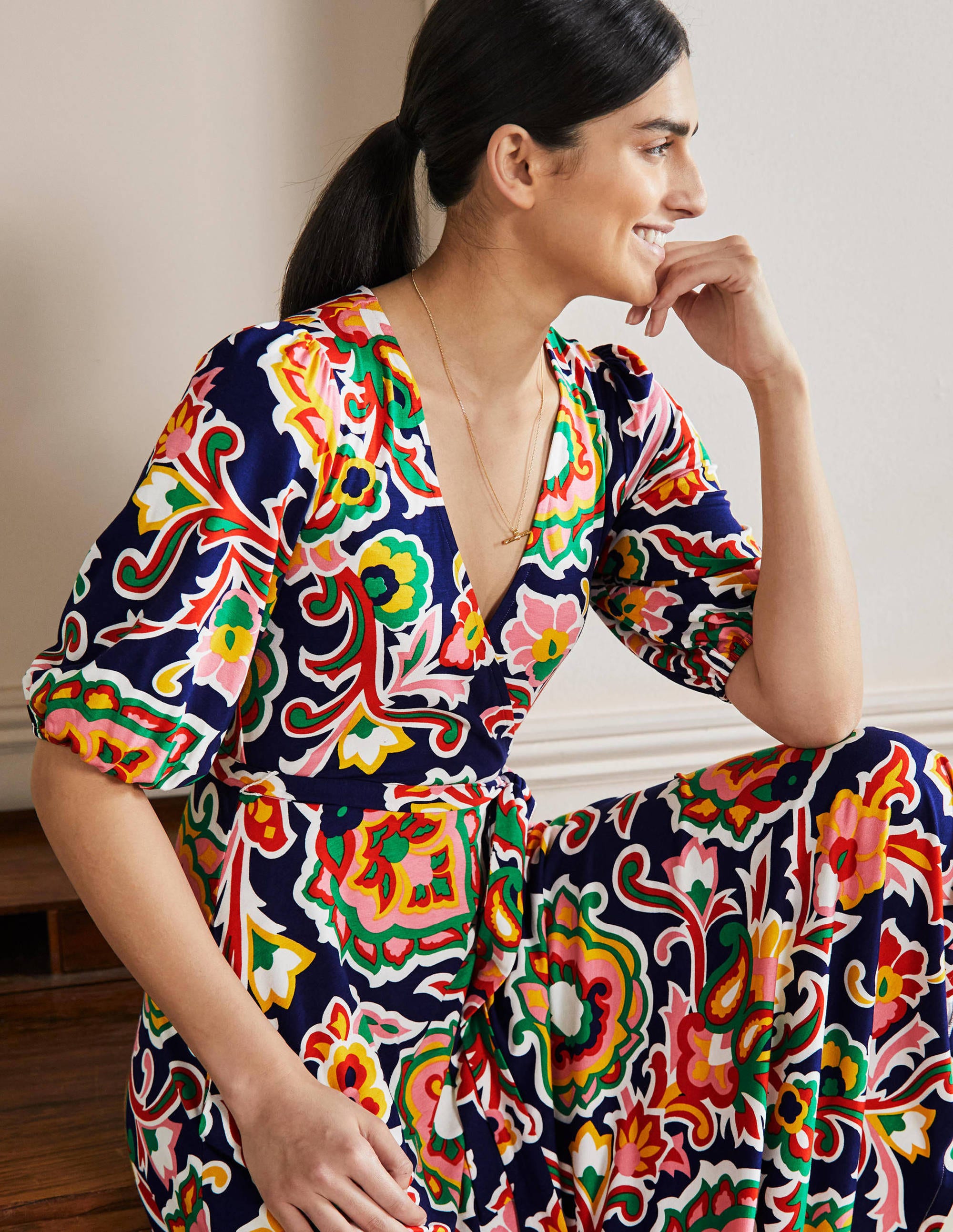 Robe longue à effet portefeuille fixe en jersey-Océan de minuit, motif Blooms - Image 4
