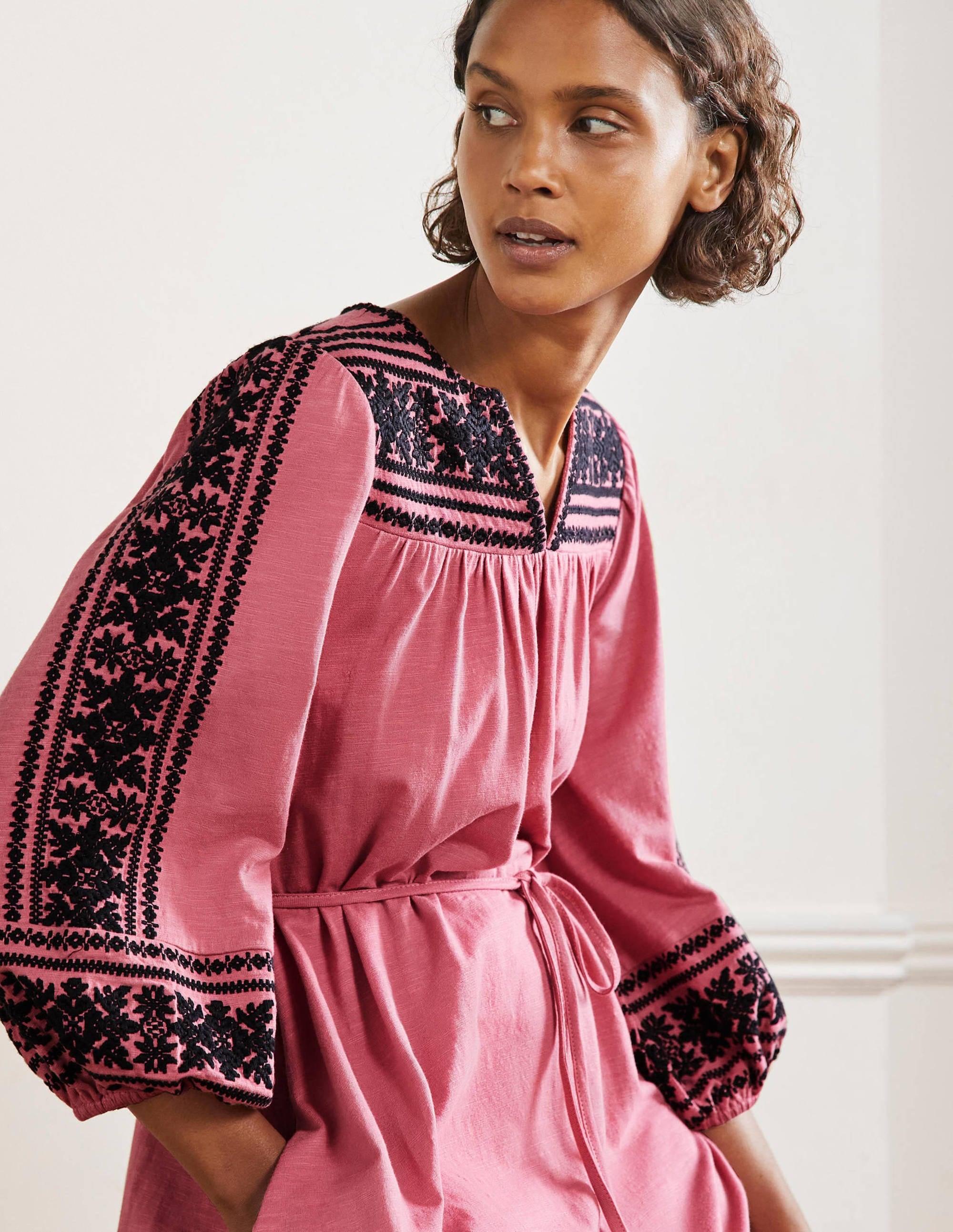 Robe midi brodée en jersey-Rouge ancien - Image 4