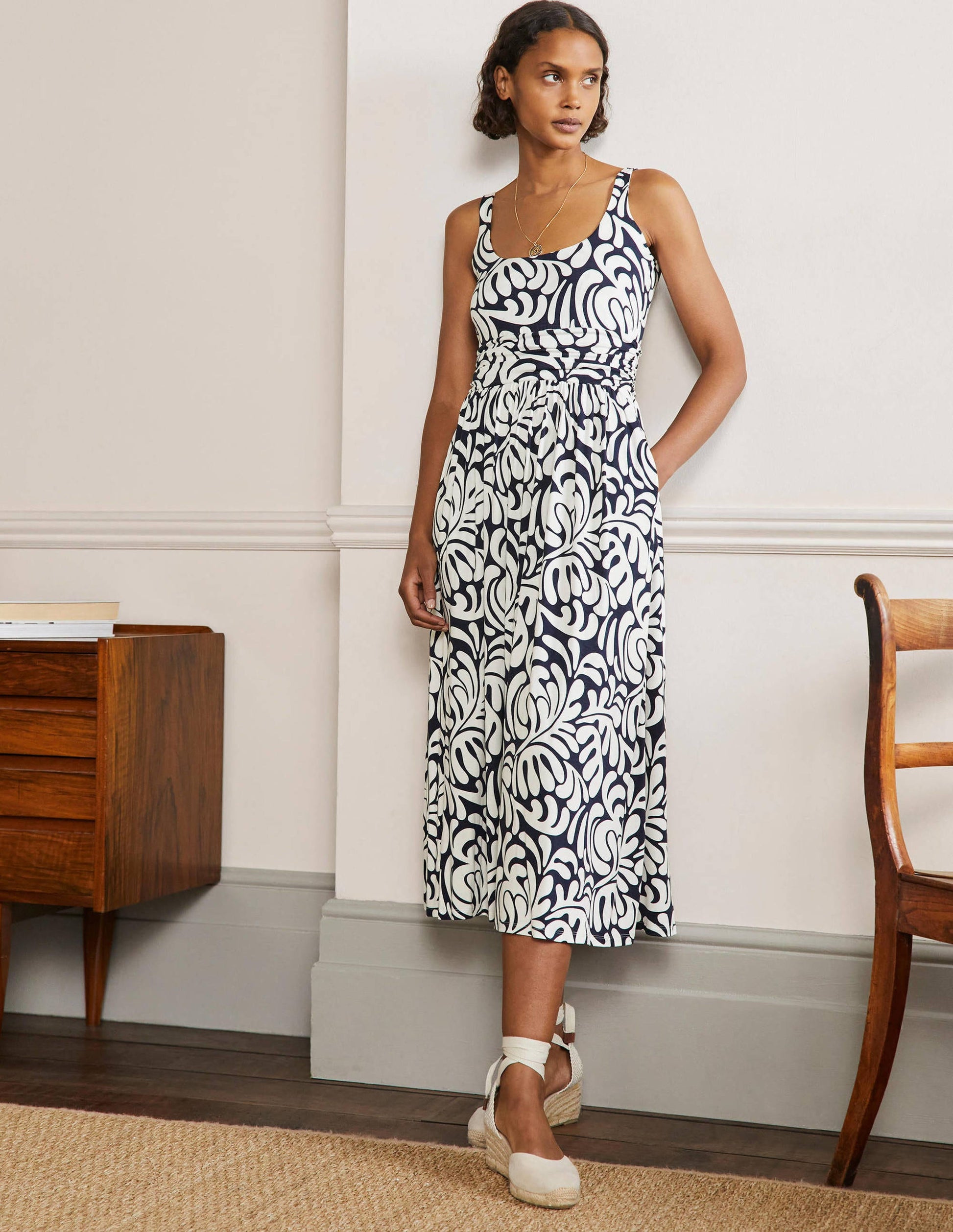 Robe midi col U en jersey-Bleu marine, motif Palm Swirl-1
