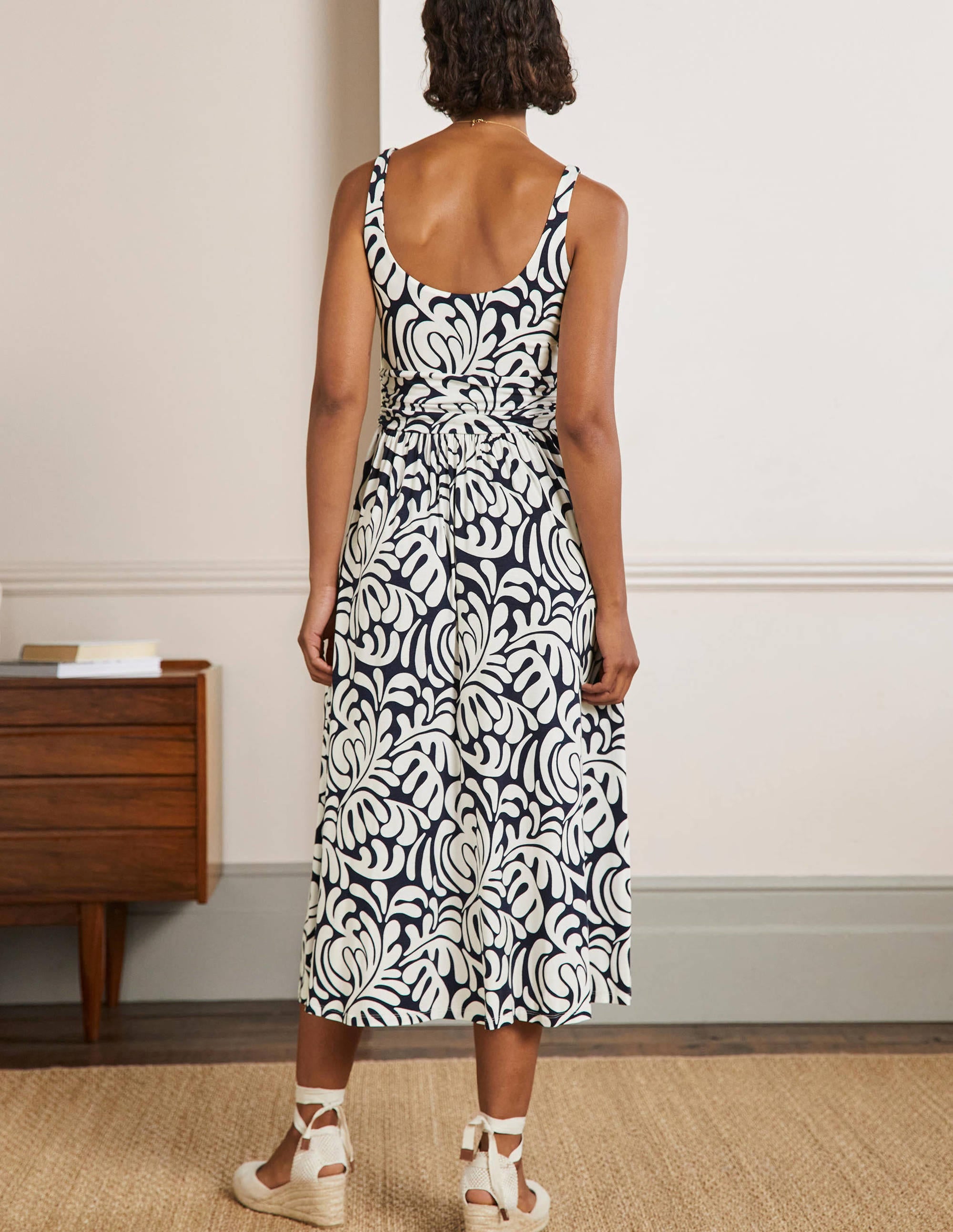 Robe midi col U en jersey-Bleu marine, motif Palm Swirl - Image 3