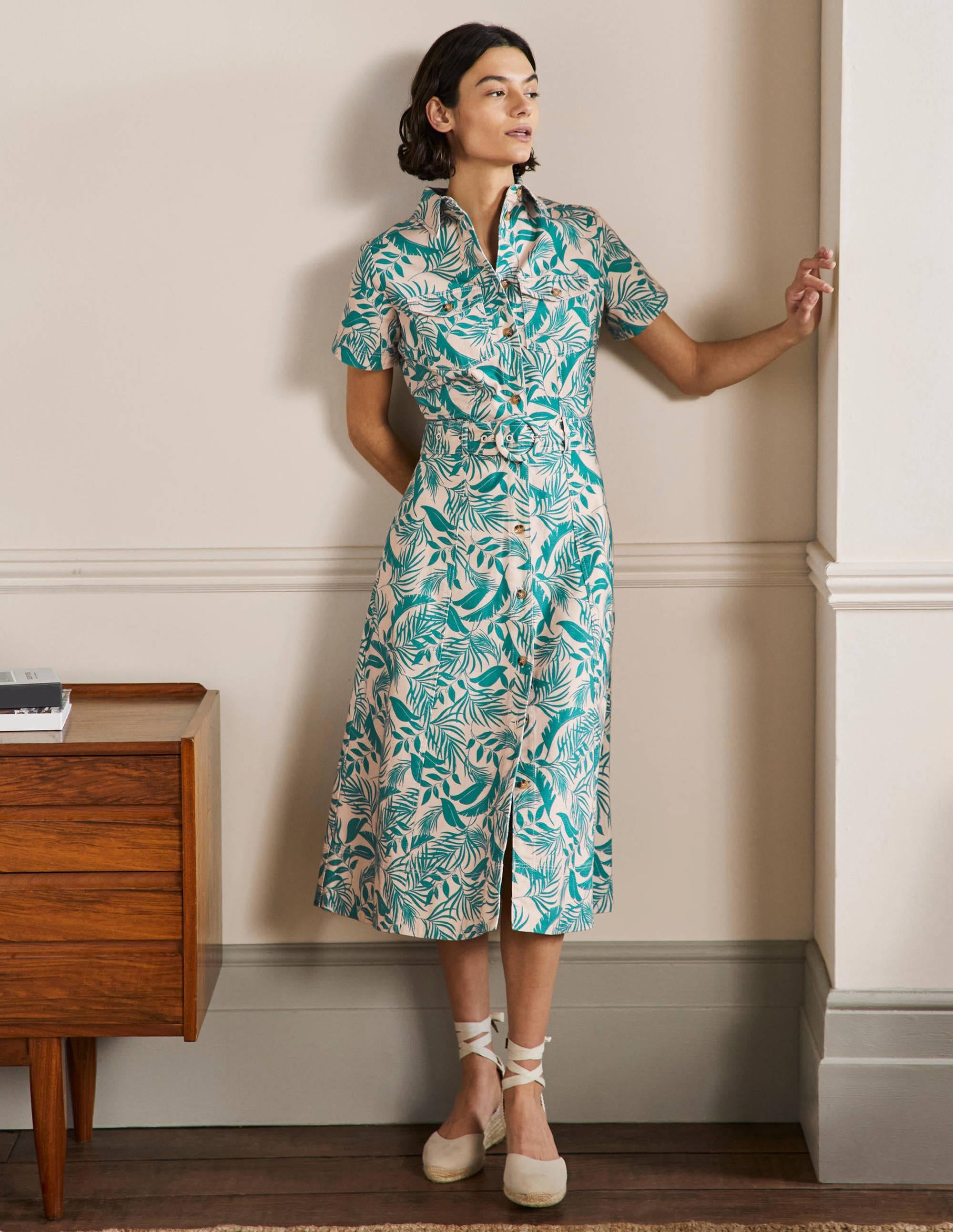 Midi-Hemdblusenkleid mit Gürtel-Milchshake, Tropische Blätter - Image 1