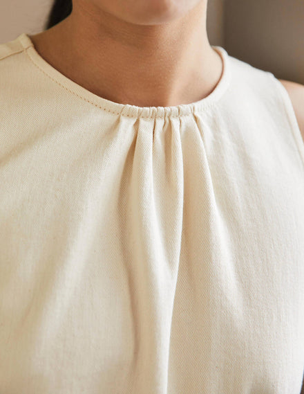 Ärmelloses Midikleid mit Gürtel-Ecru