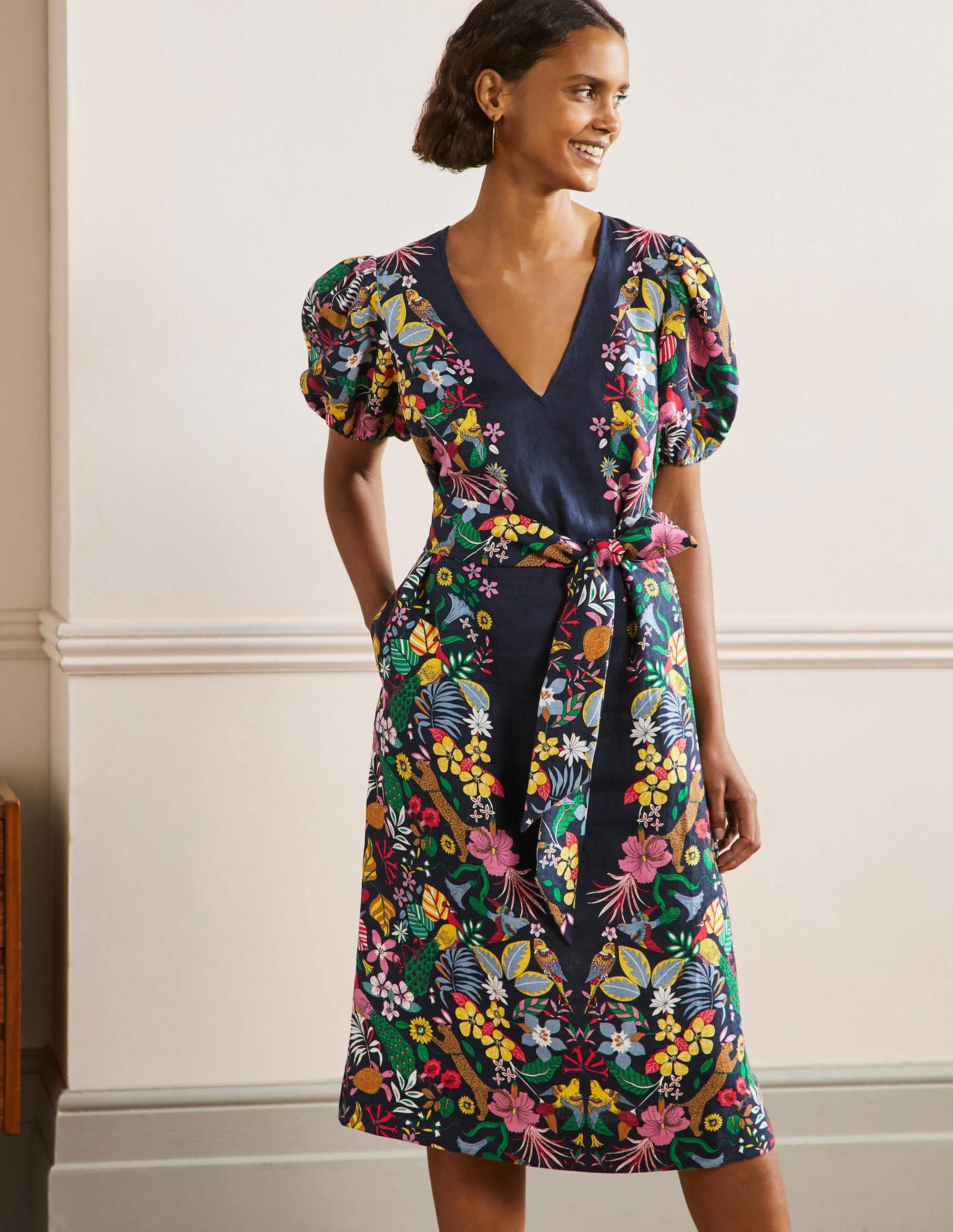 Robe midi en lin à manches bouffantes-Bleu marine, motif Exotic Paradise - Image 1