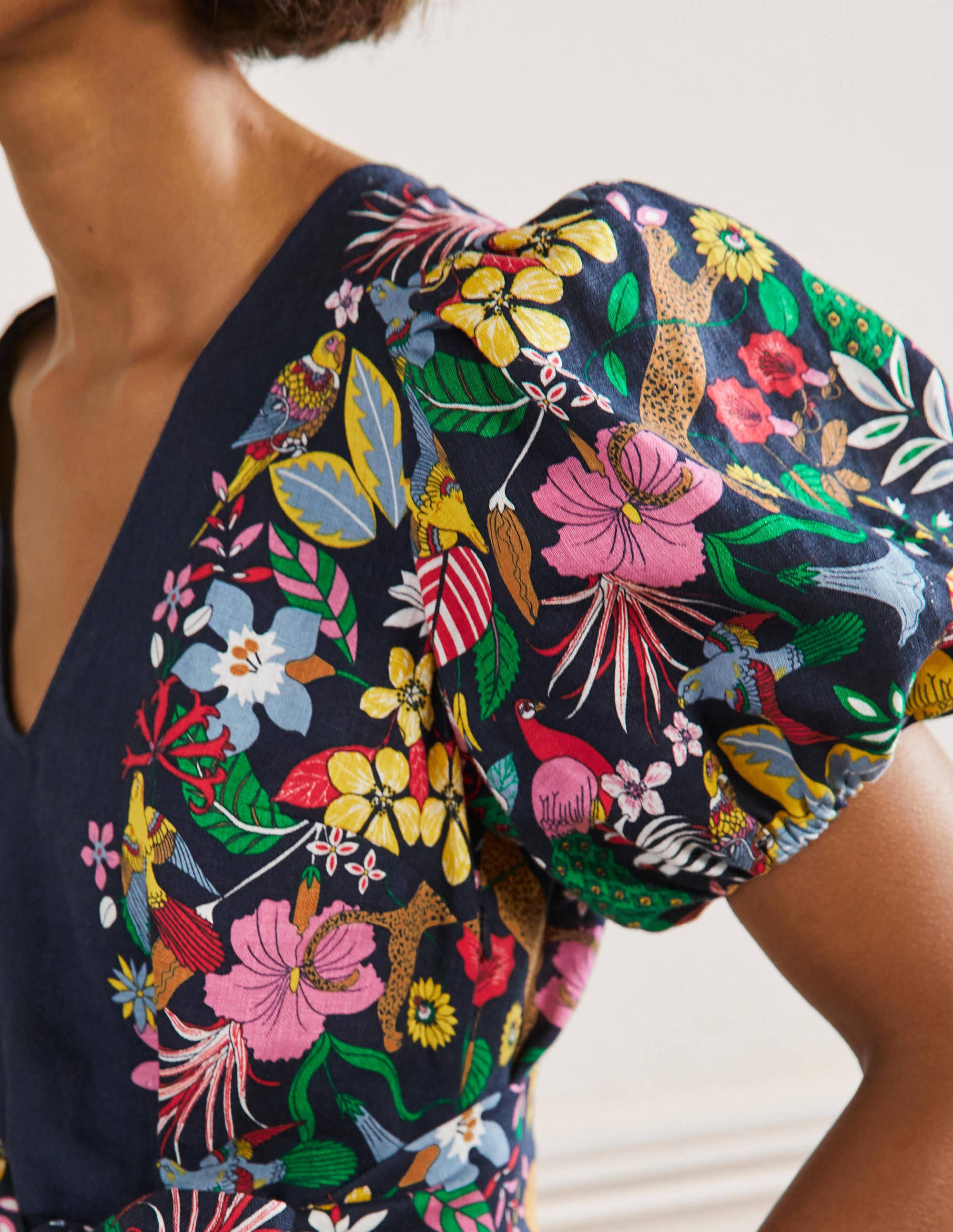 Robe midi en lin à manches bouffantes-Bleu marine, motif Exotic Paradise - Image 2
