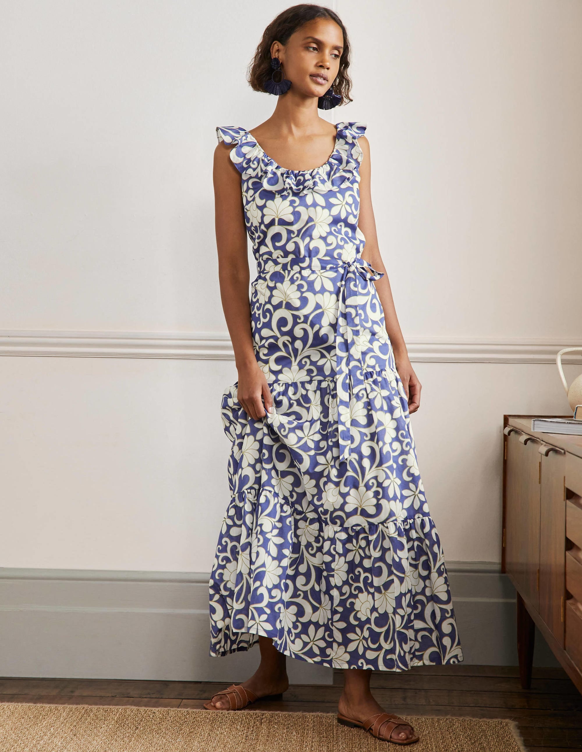Robe longue volantée à col en U-Océan Atlantique, motif Abstract Petal - Image 1
