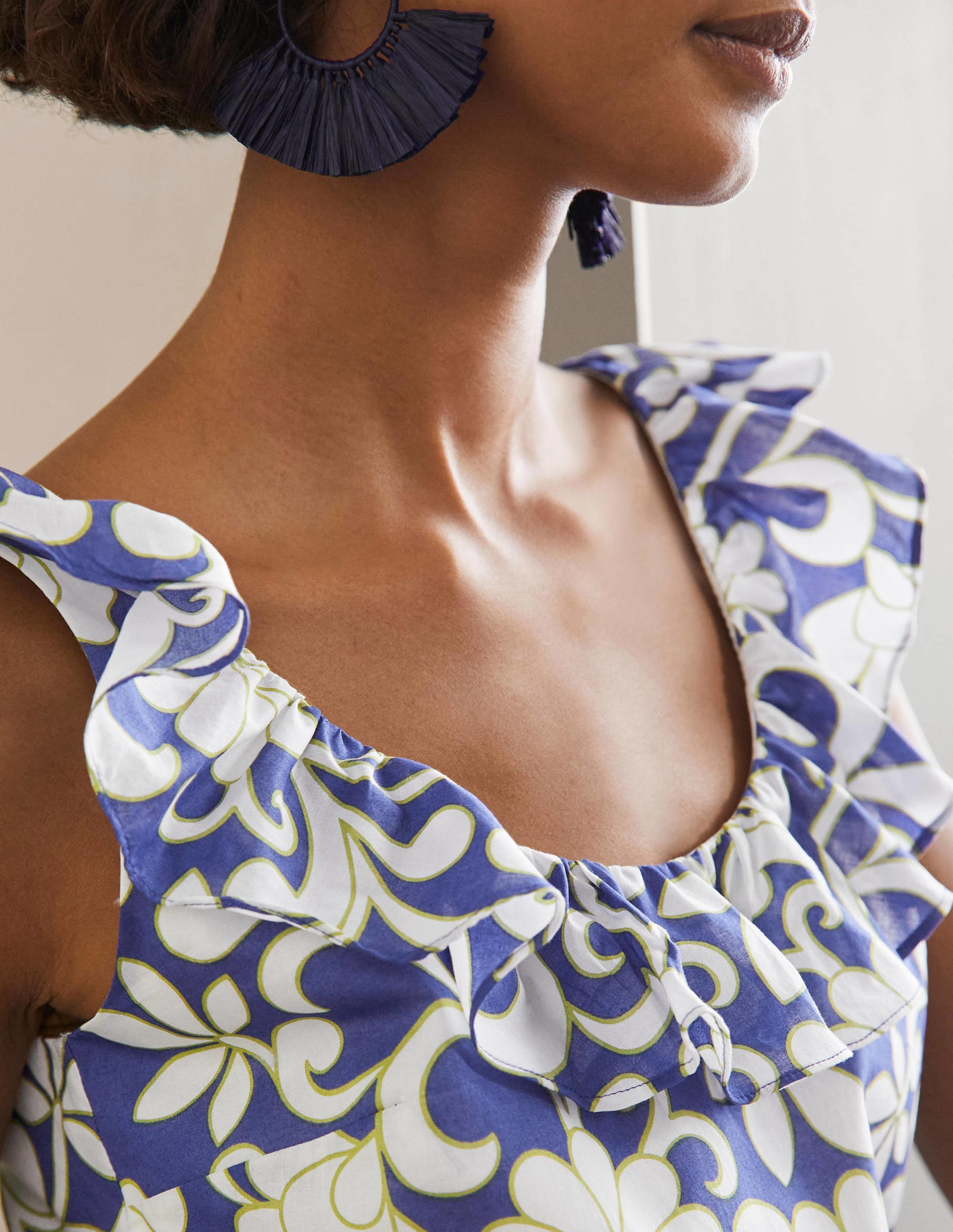 Robe longue volantée à col en U-Océan Atlantique, motif Abstract Petal - Image 2