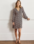 Kleid mit V-Ausschnitt-Schwarz, Botanische Silhouette