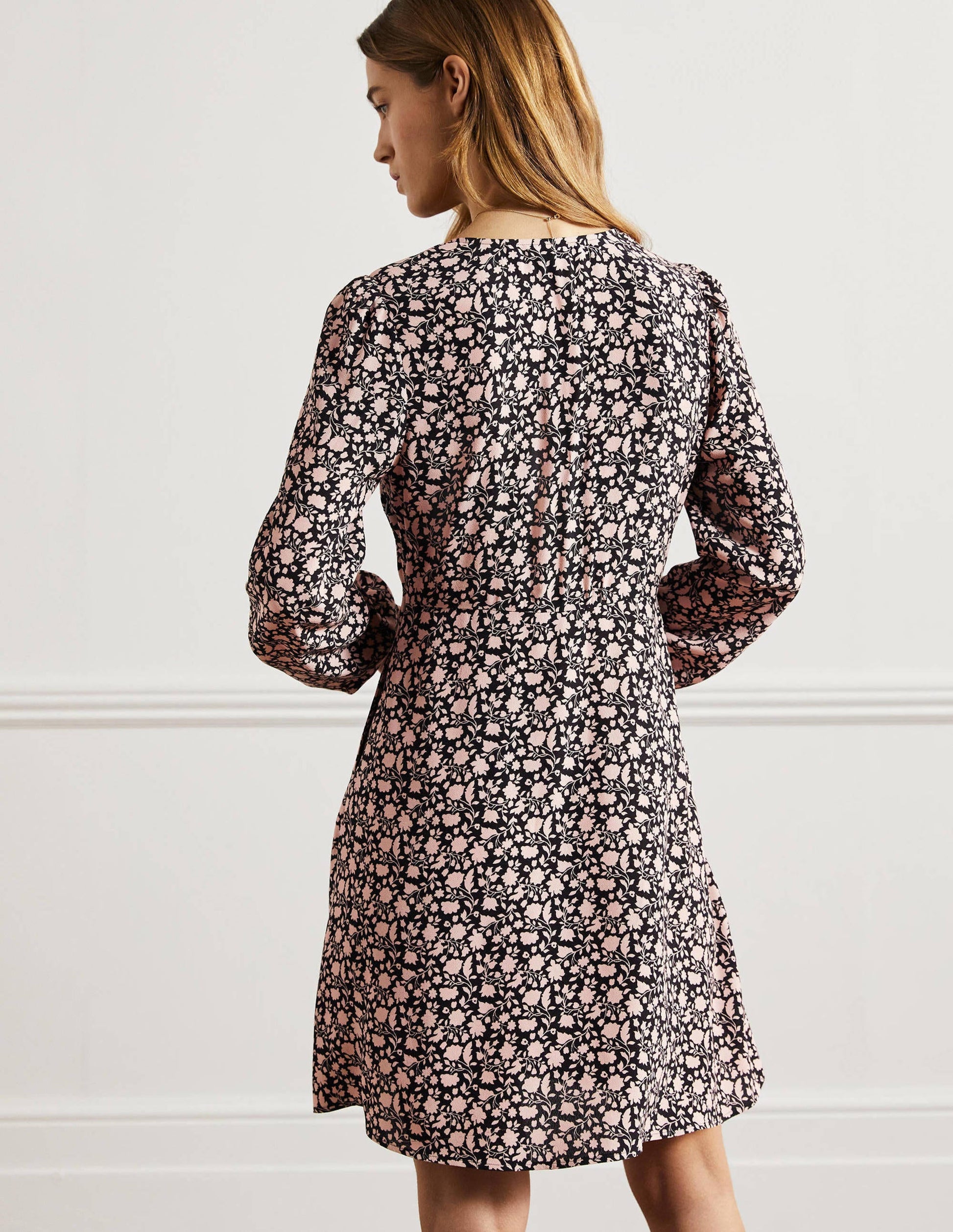 Kleid mit V-Ausschnitt-Schwarz, Botanische Silhouette-3