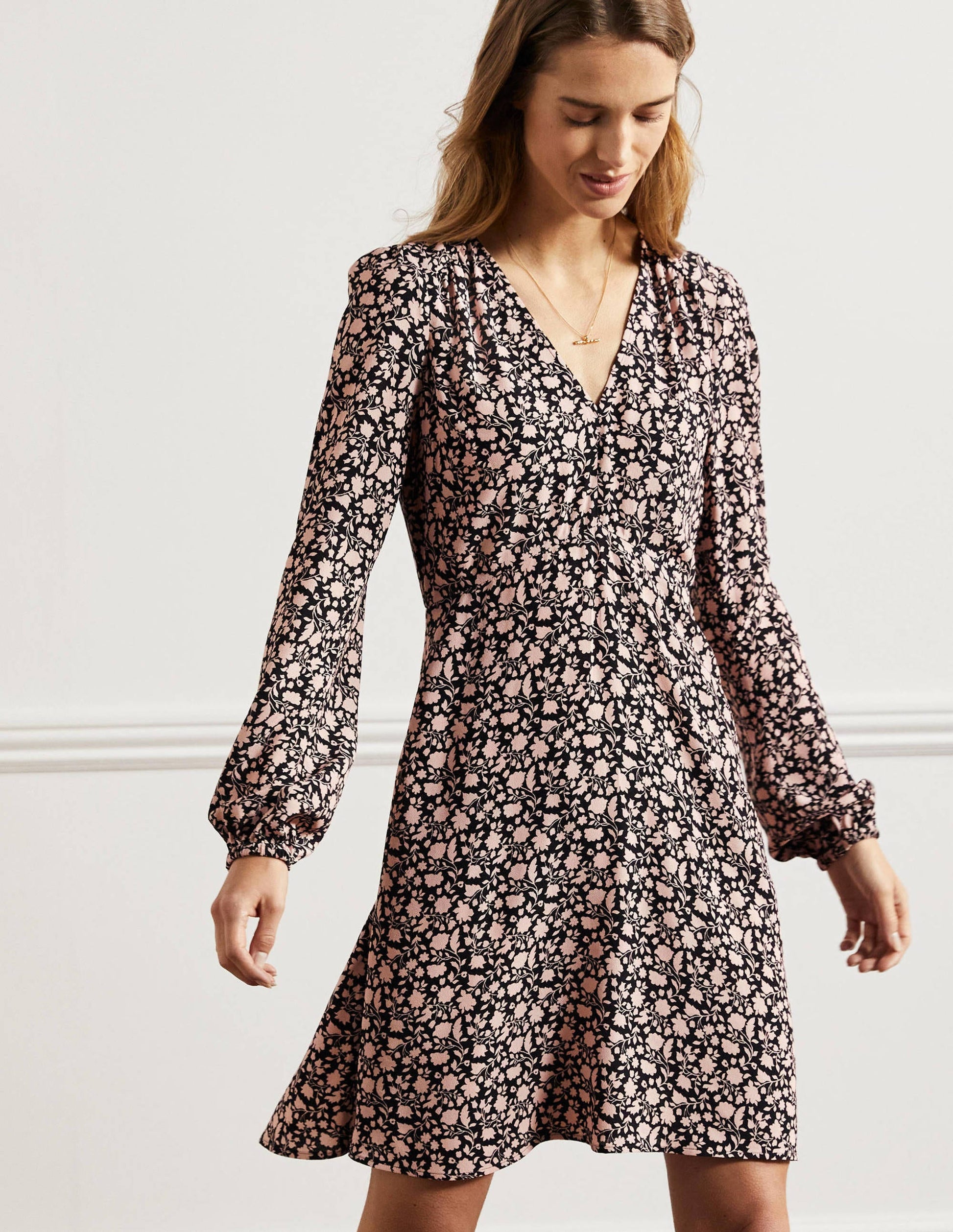 Kleid mit V-Ausschnitt-Schwarz, Botanische Silhouette-4