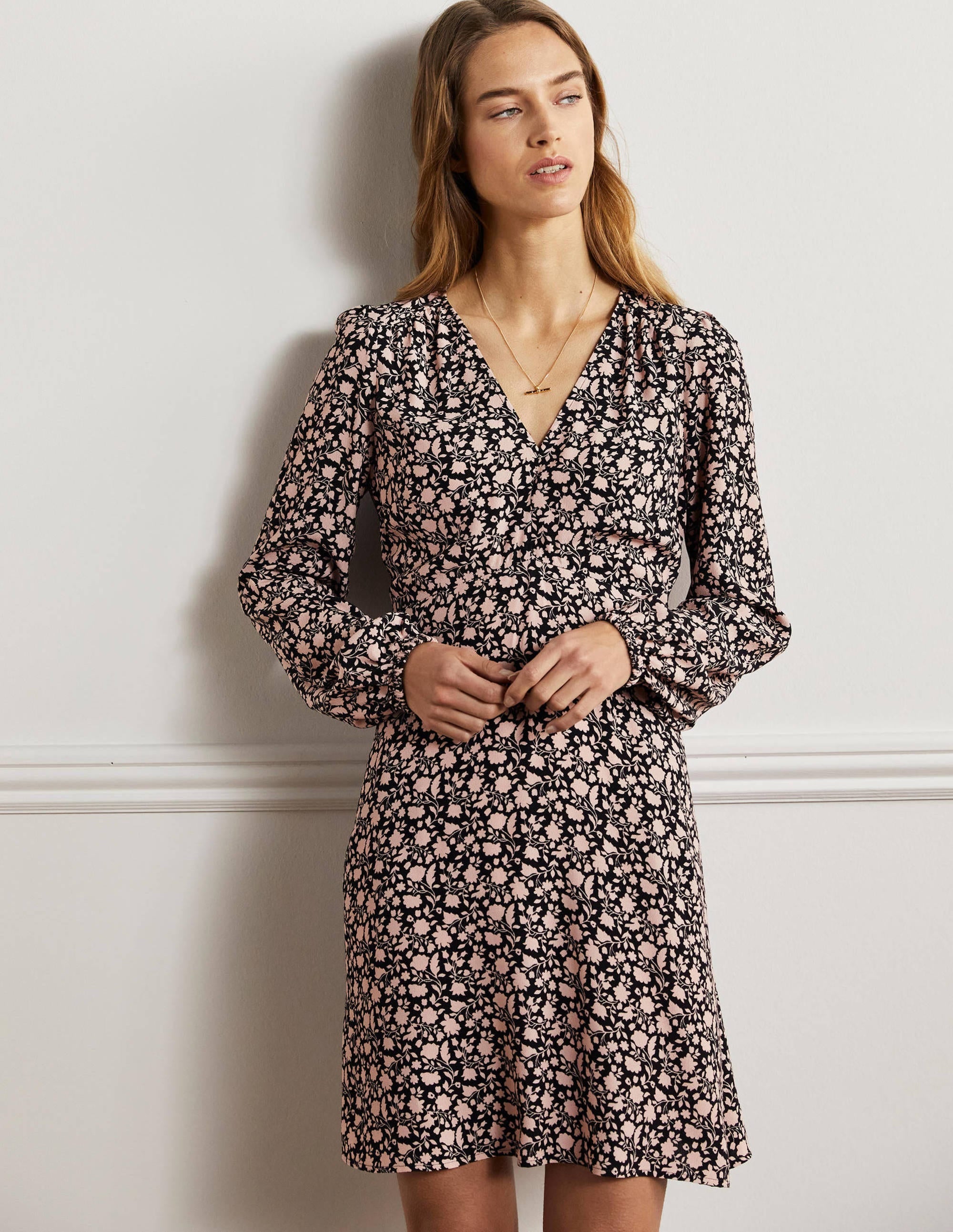 Kleid mit V-Ausschnitt-Schwarz, Botanische Silhouette - Image 5