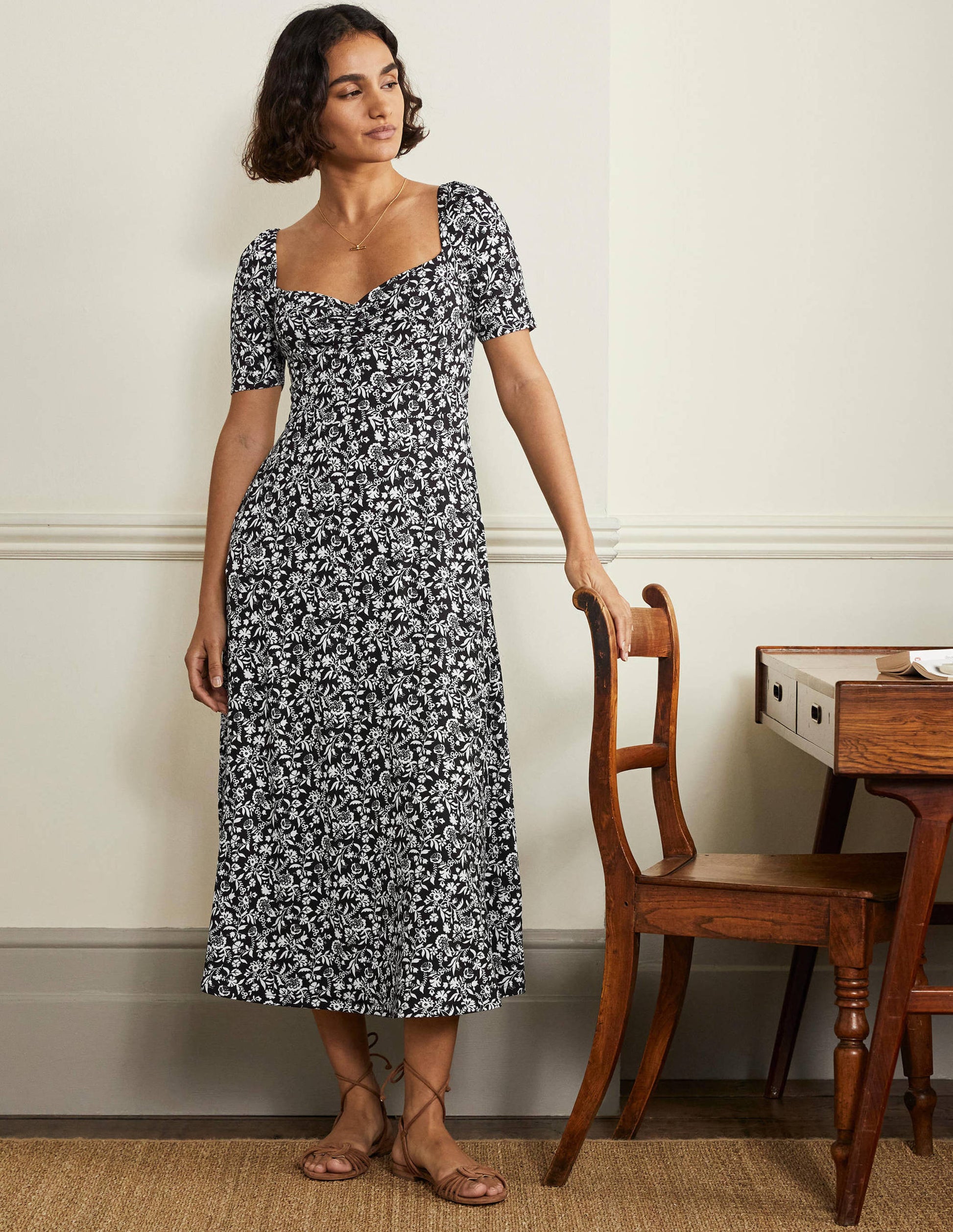 Robe midi en jersey avec encolure en cœur-Noir, motif Flora Charm-1