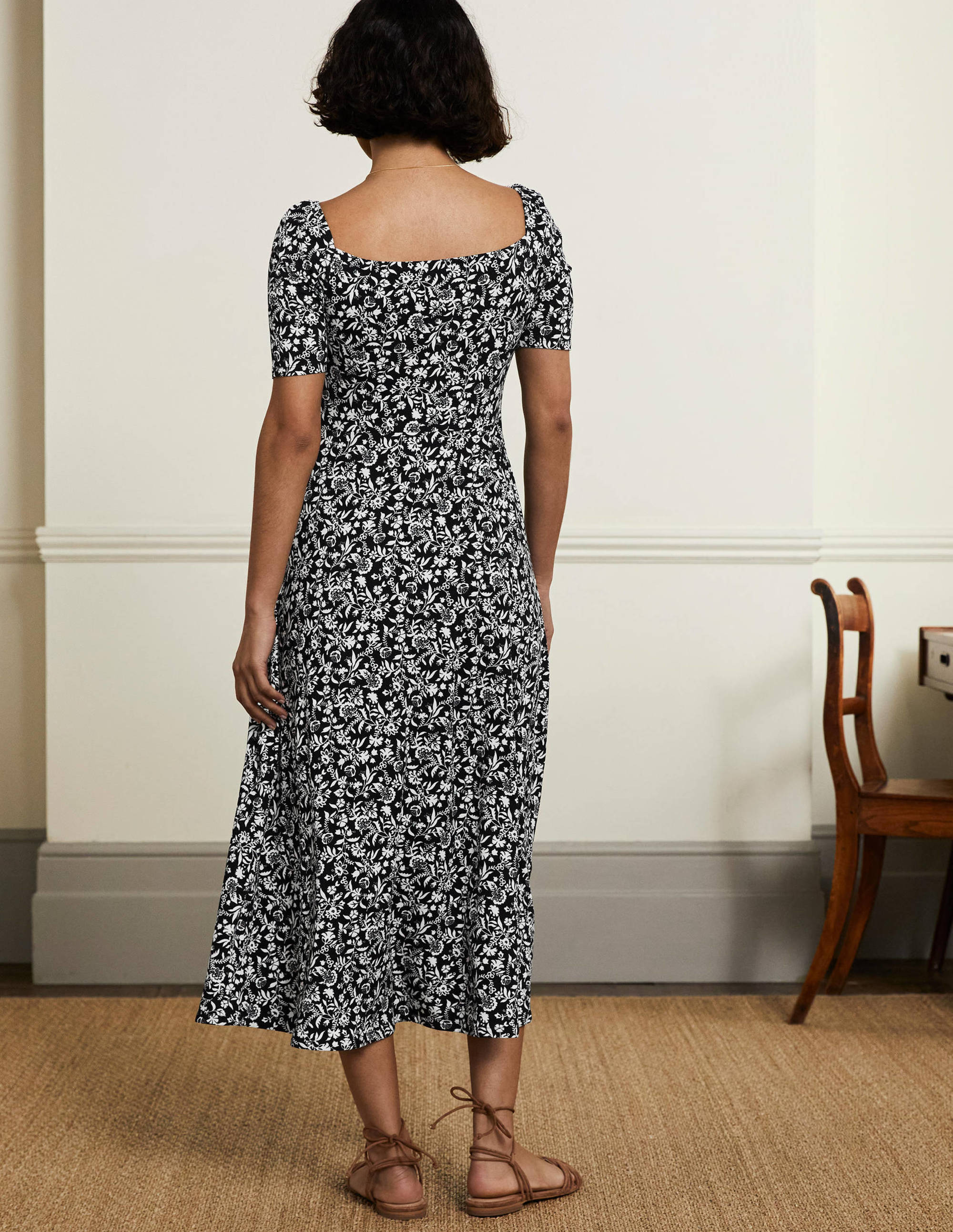 Robe midi en jersey avec encolure en cœur-Noir, motif Flora Charm - Image 3