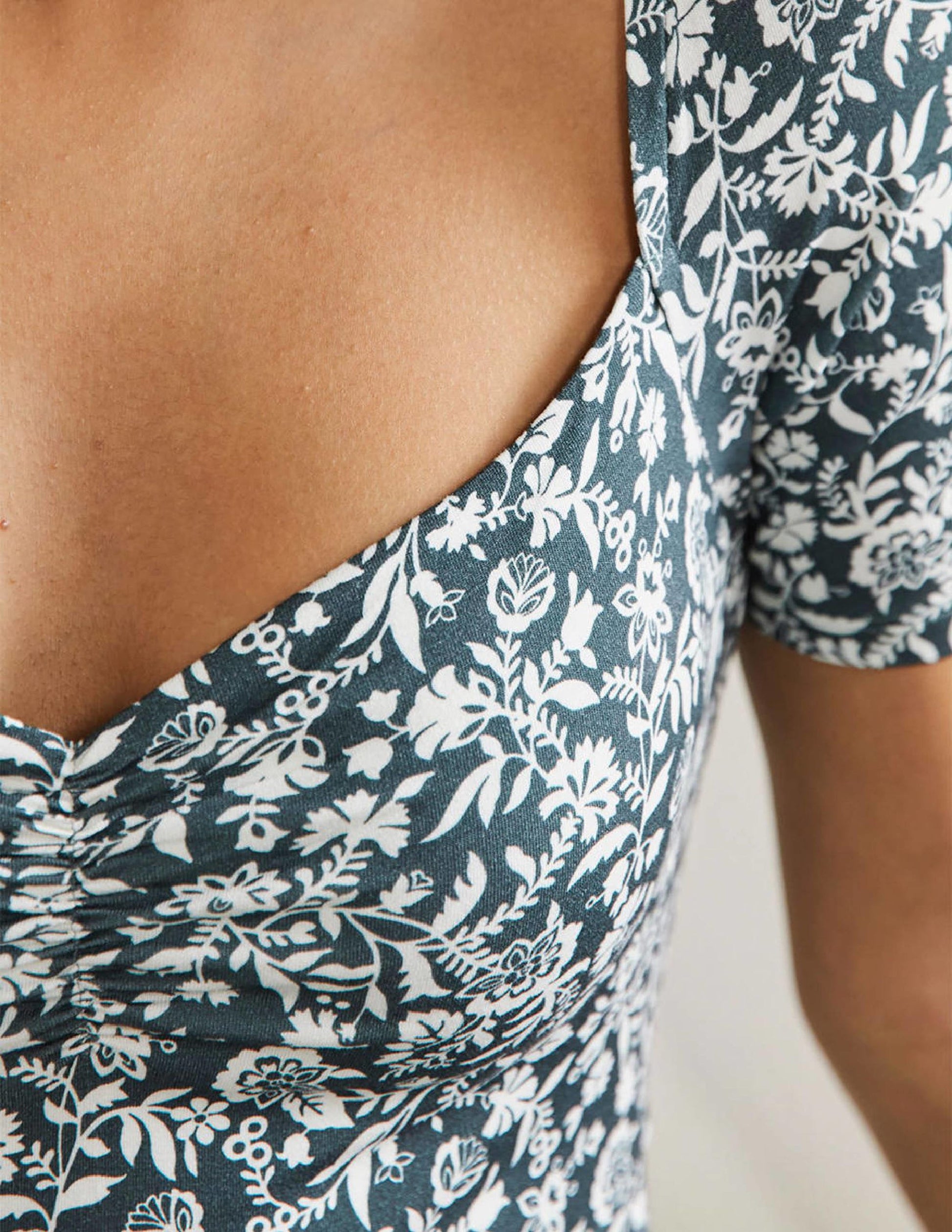 Jersey-Midikleid mit Herzausschnitt-Olivgrün, Hübsches Blumenmuster-5