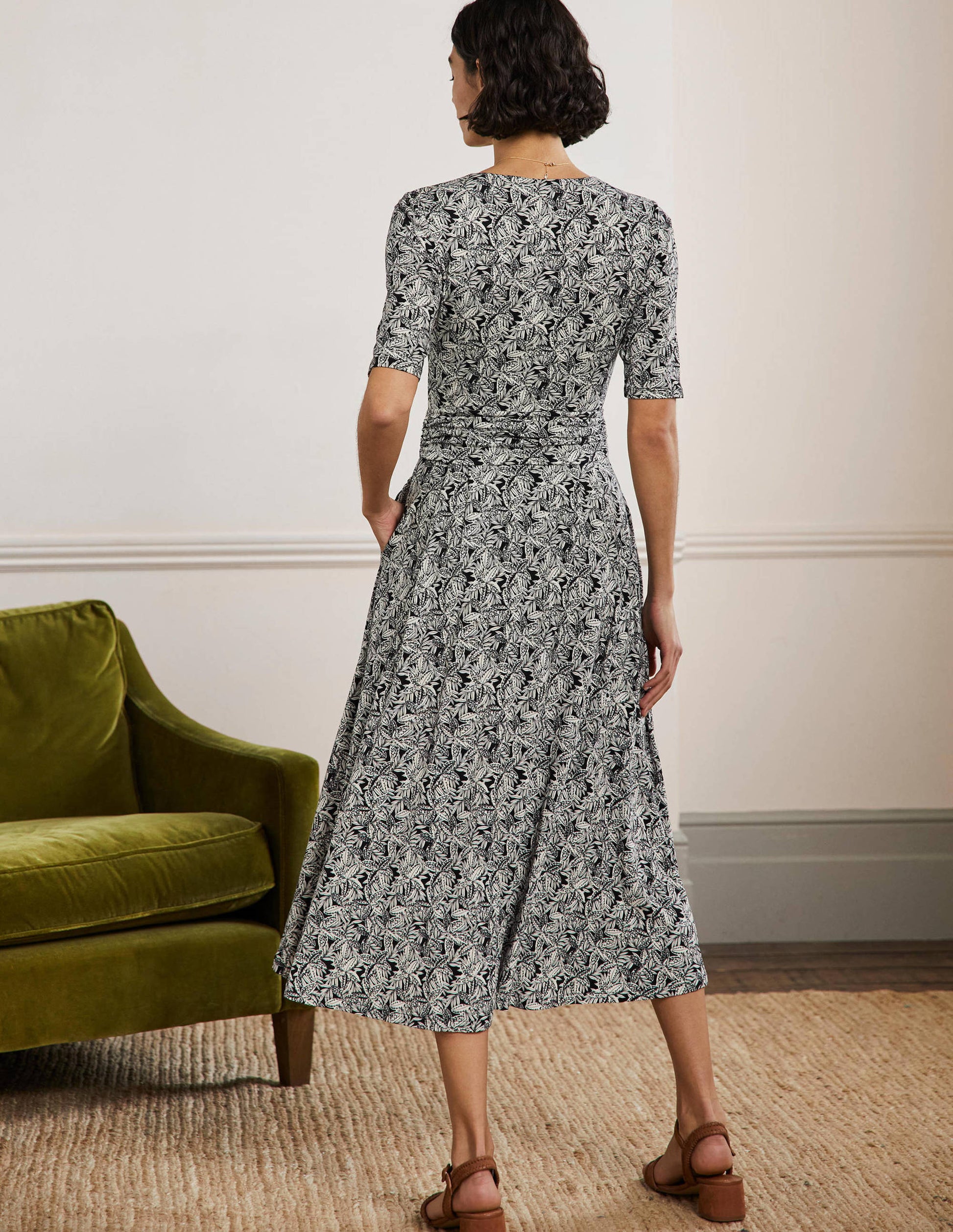 Midikleid aus Jersey mit geraffter Taille-Schwarz, Exotische Blätter-3