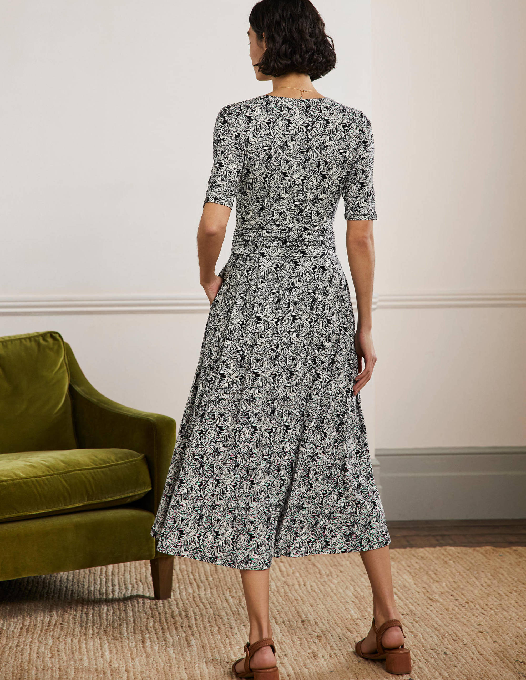 Midikleid aus Jersey mit geraffter Taille-Schwarz, Exotische Blätter - Image 3