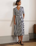 Midikleid aus Jersey mit geraffter Taille-Navy/Naturweiß, Gestreift