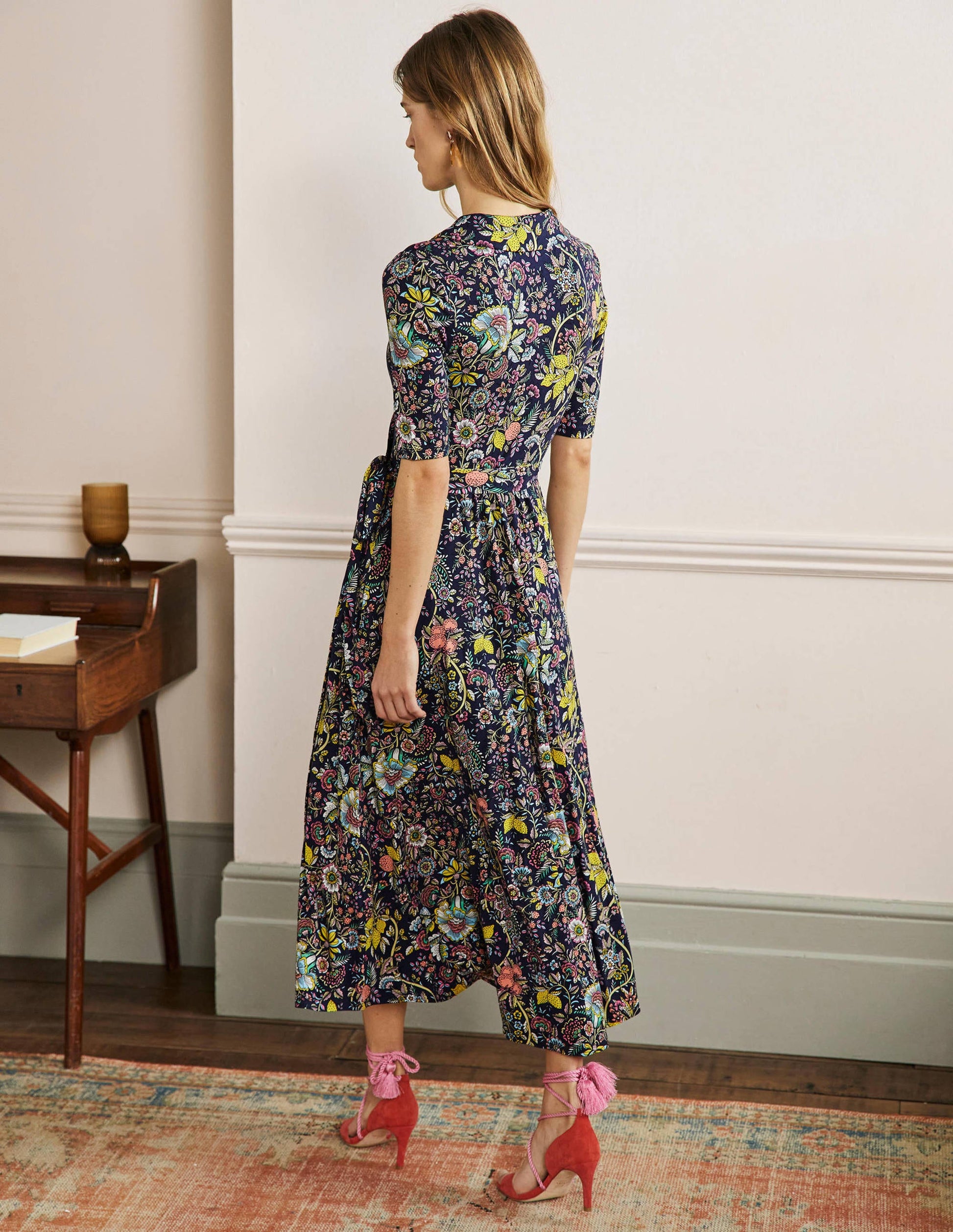 Robe portefeuille Lavinia en jersey-Bleu marine, motif Tropic Meadow-3